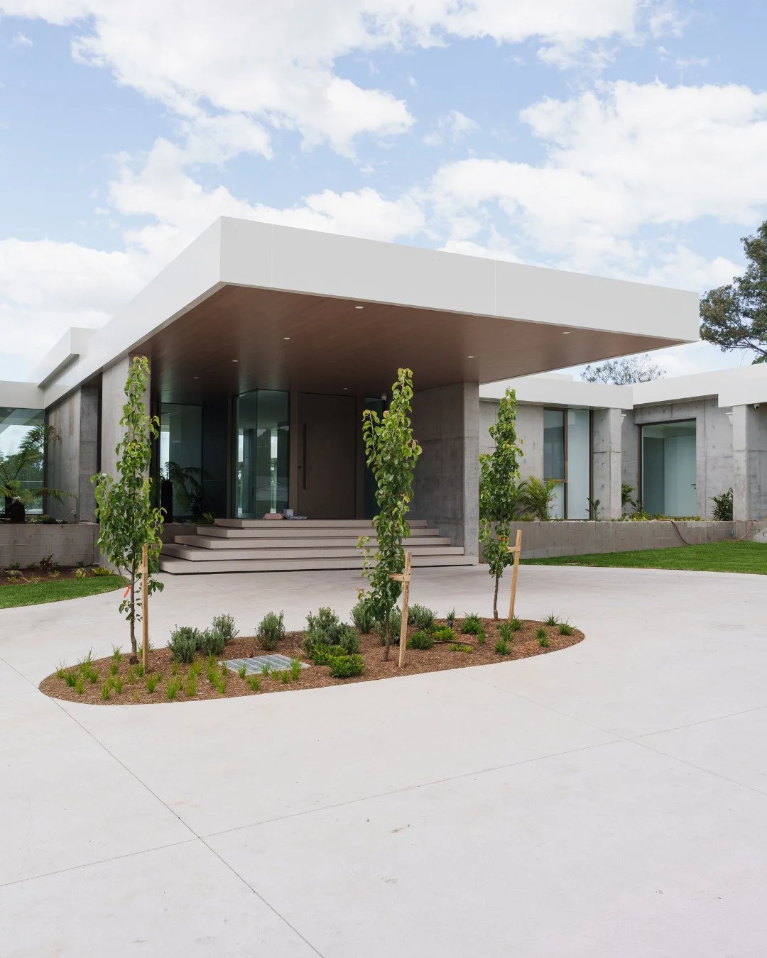 Completed Project | Grasmere⁠
A recent landscaping transformation for our Grasmere client. Proof that lush greenery can make all the difference to the overall appearance and atmosphere of a home 🌿