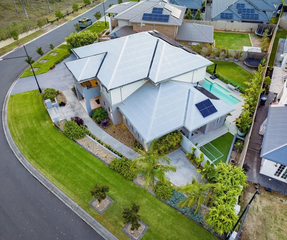 Throwing it back to a project we completed a few years ago, now up for sale with @mclaren.realestate⁠
From the tidy plant selections to the outdoor entertaining and pool surrounds, every detail was designed to complement the home.