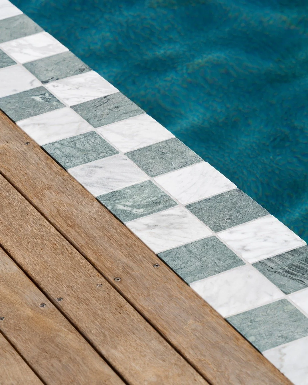 Merbau decking in Orangeville!⁠
⁠
This pool decking underwent a special lightening process in order to achieve the blackbutt timber look that our clients were after! These modifications have been done in such a way that slows the rate at which the ti
