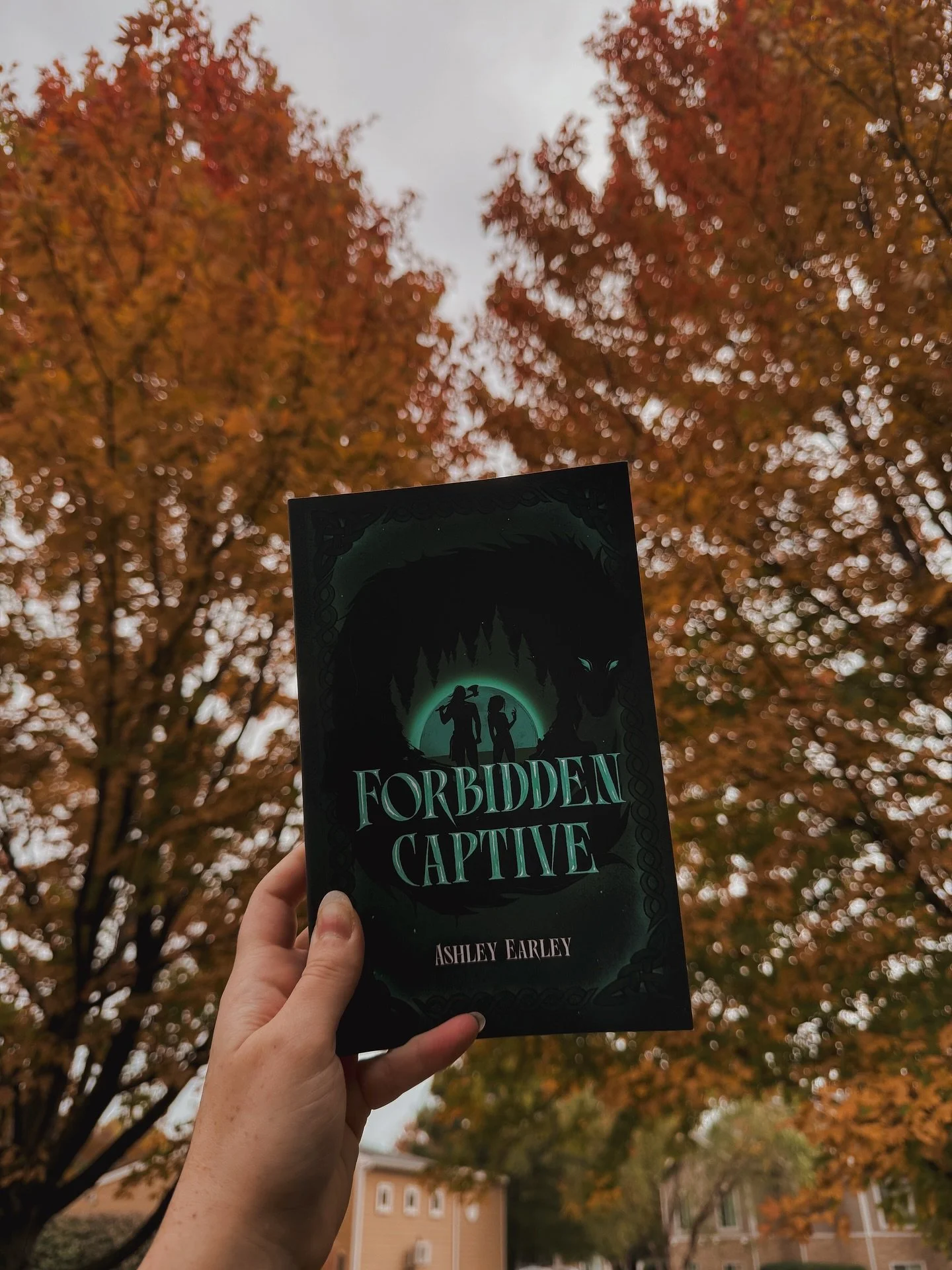 Bookworm autumn ππ
I have so many books I want to edit, read, and write this season!!! My heart is split in three right nowww. I need more hours in a day, please and thank you!
XO,
Ashley
π·οΈ hashtags & keywords:
#romantasyreads #forbid