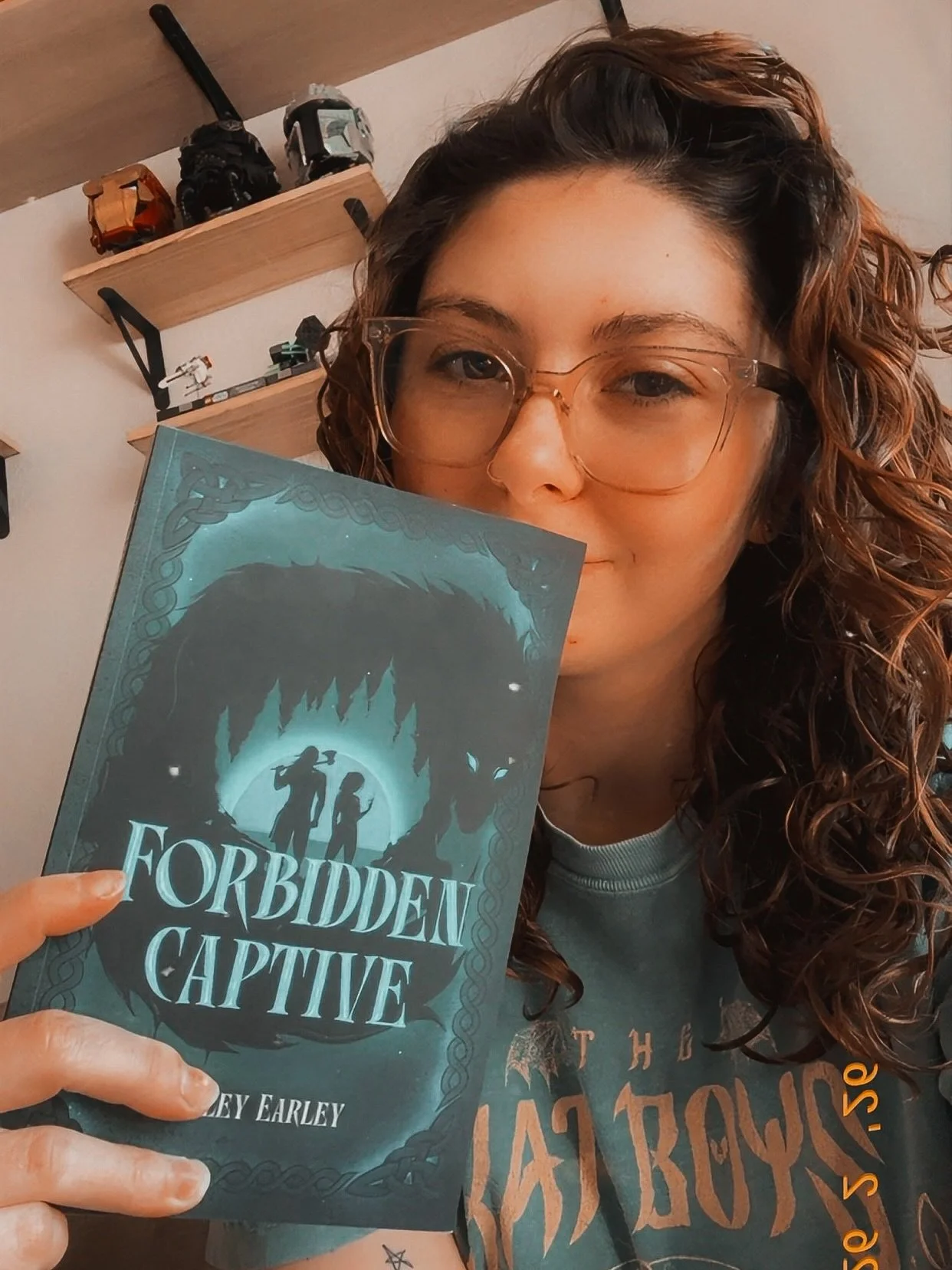 Just an author with her book 🥺👉👈

I&rsquo;m just an indie author, standing in front of readers and asking them to read my book. Hehehe!

My books are available to read EVERYWHERE! Visit the 🔗 in my b&iuml;0 to snag a copy!

XO,
Ashley

🏷️ hashta