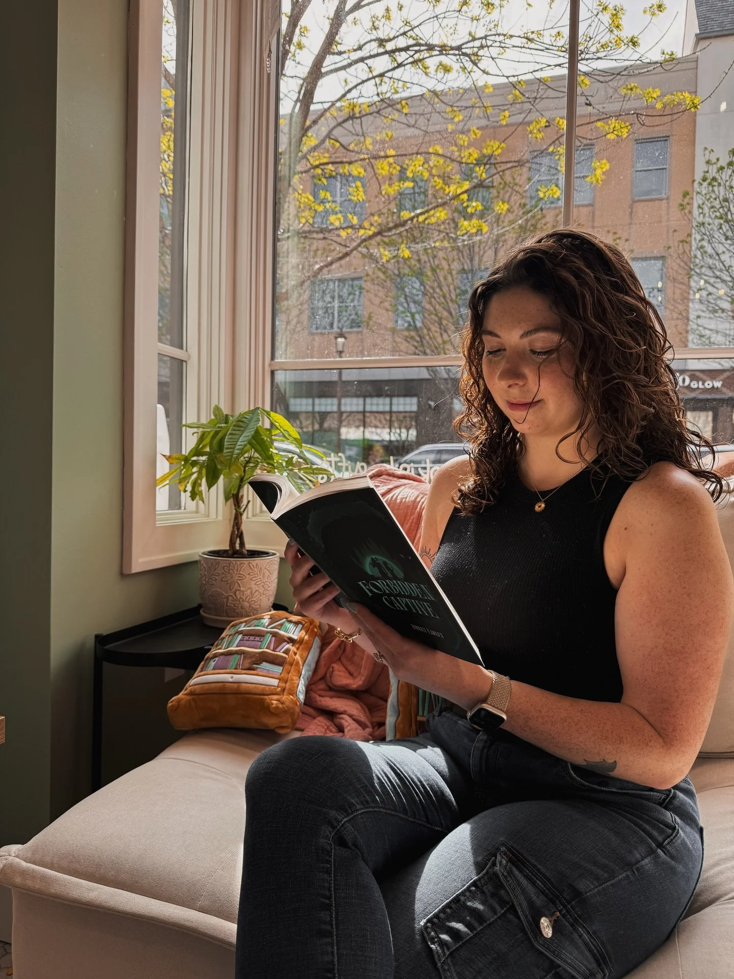 I got to do a signing at my favorite bookstore this last weekend! 📖💕 It was so magical!

All these book signings are amping me up to write Legends &amp; Predators 2 &hellip;

Read 𝐅𝐎𝐑𝐁𝐈𝐃𝐃𝐄𝐍 𝐂𝐀𝐏𝐓𝐈𝐕𝐄 everywhere now! The prequel novell