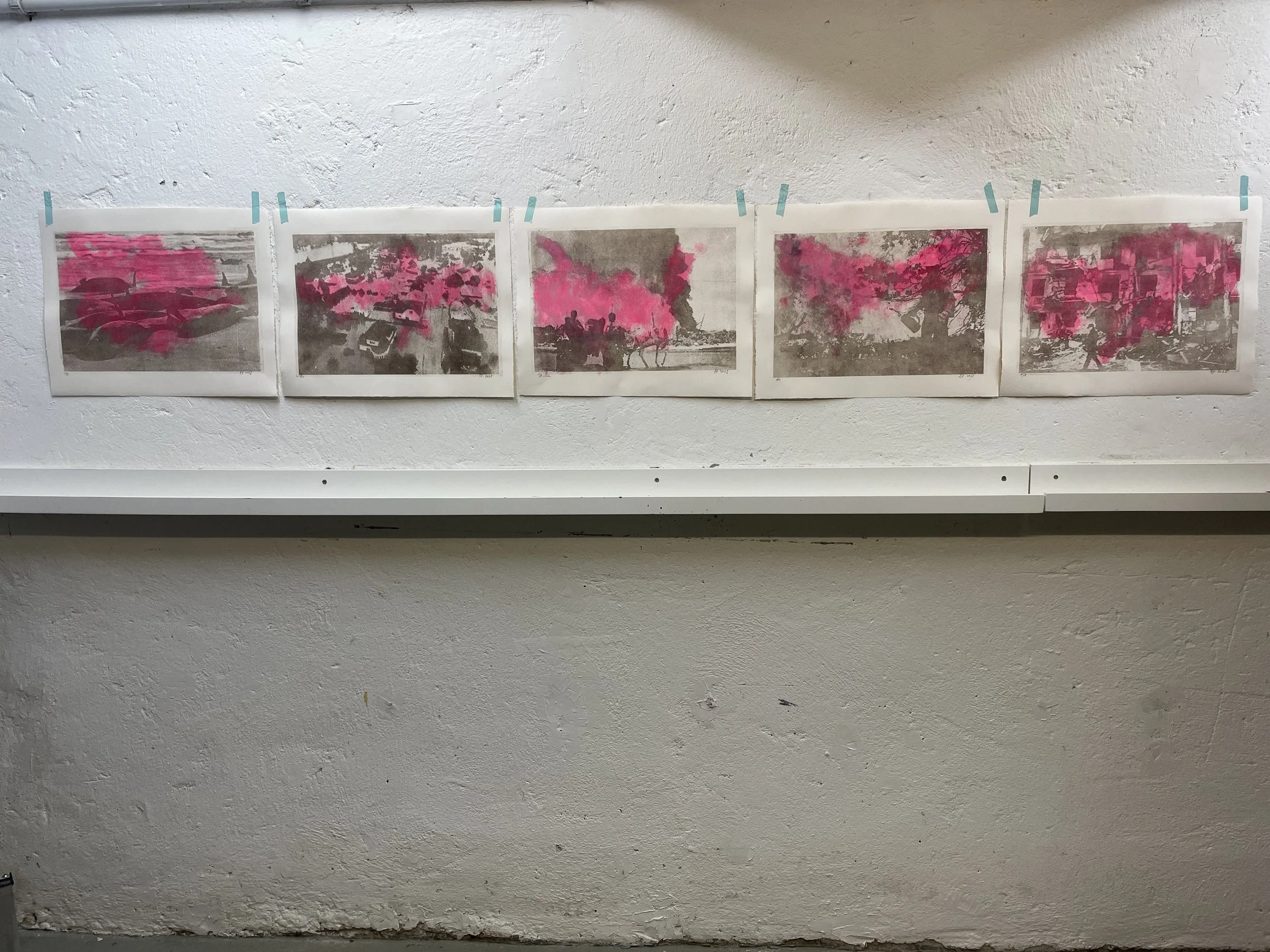 bad news / gumprint&painting / 2025
The starting point for this series of prints are rasterised media images that confront us daily with disasters: war, displacement, flooding, forest fires, stranded whales. This “bad news” forms the basis for gum pr