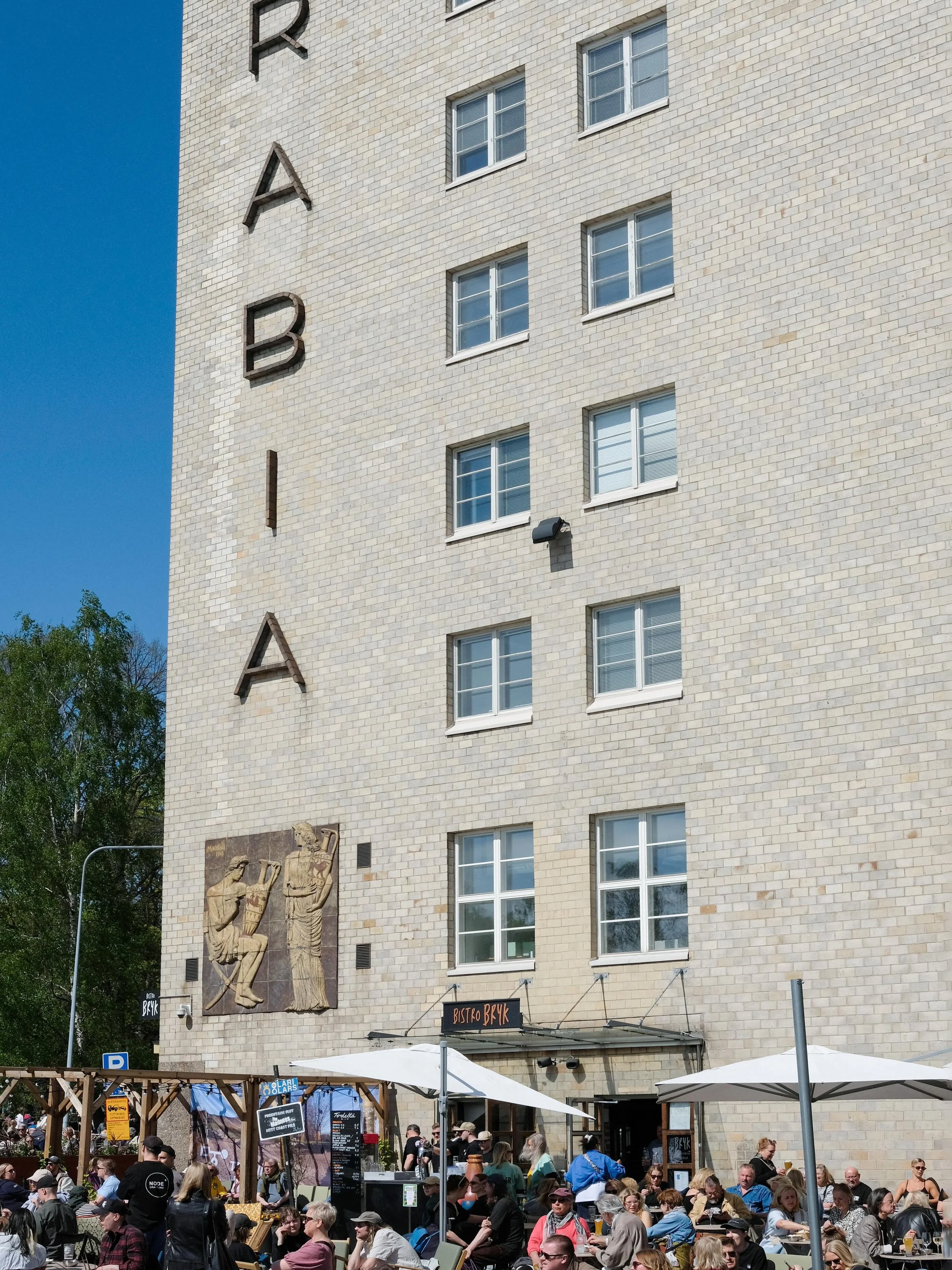 Eilen aukesivat Fragile -n&auml;yttelyn ovet Arabian katufestivaaleilla. @arabiankatufestivaali @arabia135_kortteli 

N&auml;yttely on auki yleis&ouml;lle
TO &ndash; PE  12 &ndash; 18
LA 12 &ndash; 16 

Shoppiin p&auml;&auml;set tutustumaan ilmaiseks