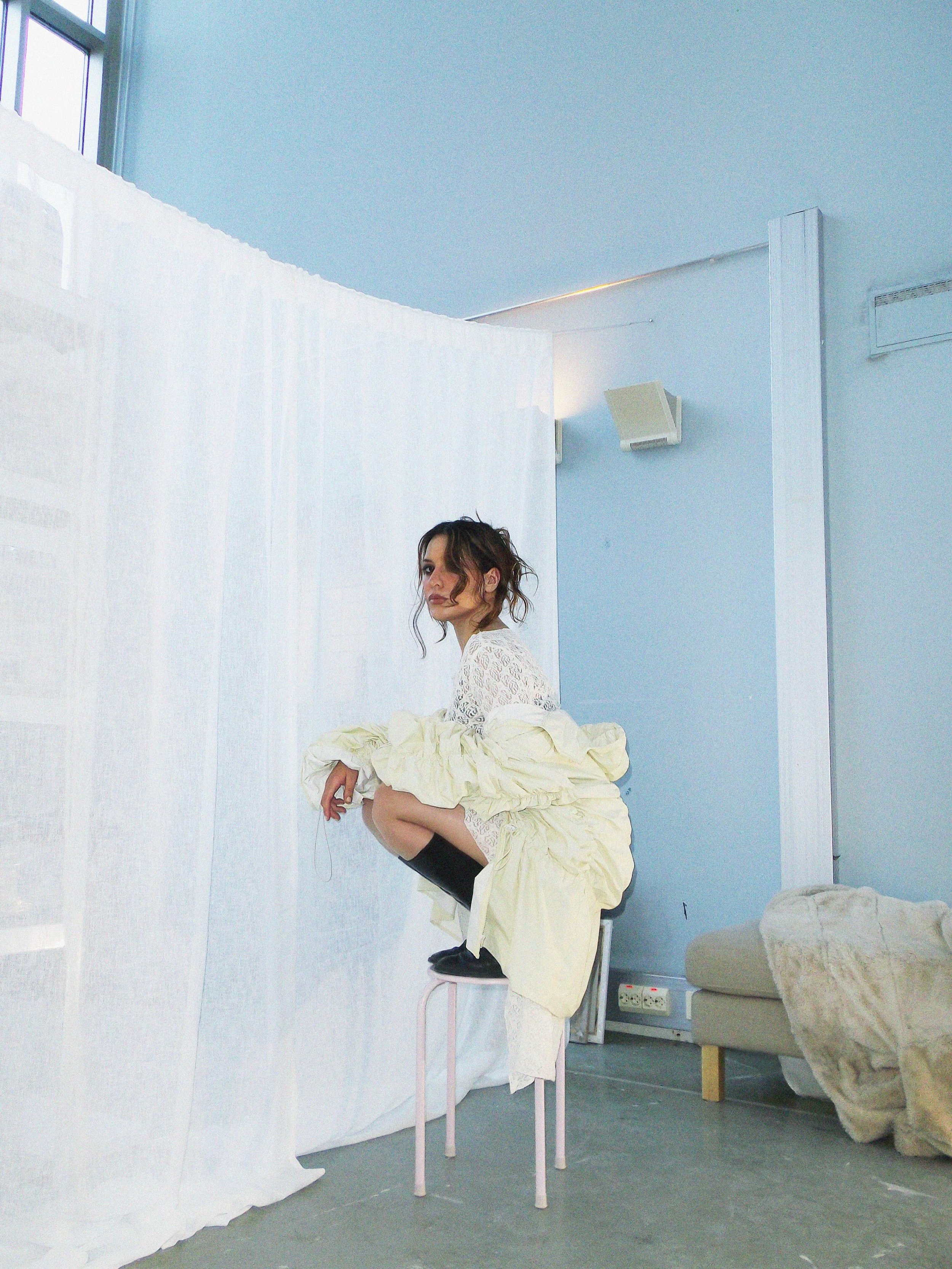 :
YOUNG POOL / MARIAM FALAILEH

Mariam Falaileh is a Helsinki-based sculptor working primarily with large-scale ceramic sculptures. Her work explores questions of cultural identity, the ways history and culture shape experience, and the complexities 