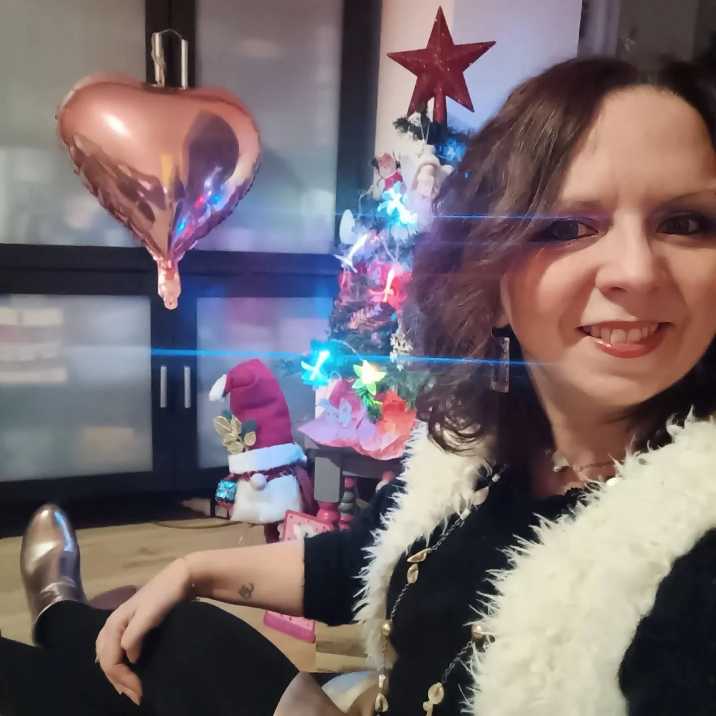 ✨🎄 Merveilleux r&eacute;veillon et joyeux No&euml;l ! 

Je voulais vous faire une petite vid&eacute;o pour No&euml;l&hellip; mais mon corps en a d&eacute;cid&eacute; autrement cette ann&eacute;e, je n'ai plus de voix🗣️ et suis allong&eacute;e depui