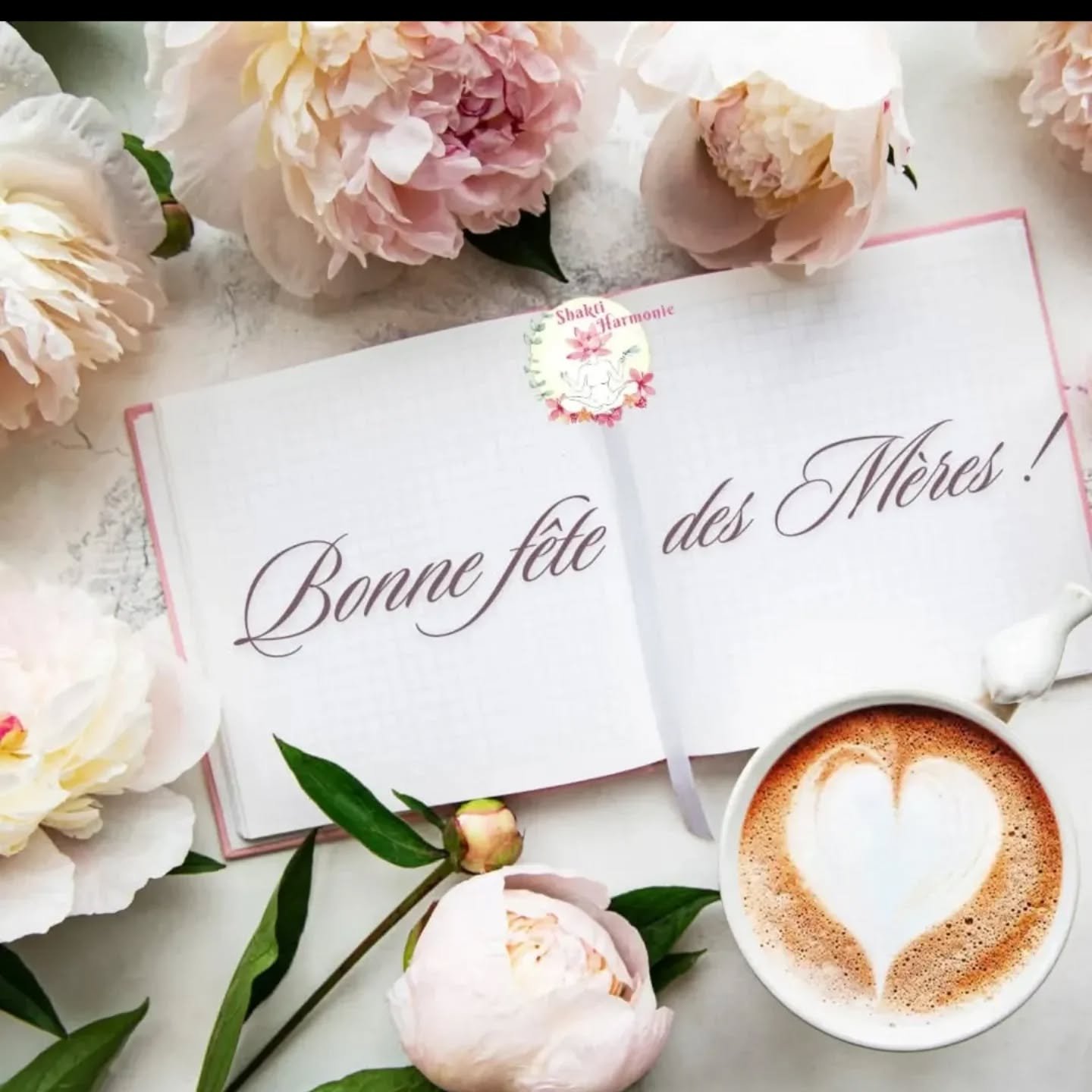 🌸 Joyeuse f&ecirc;te des m&egrave;res 🌸

✨ &Agrave; toutes les mamans de sang,
✨ de c&oelig;ur,
✨ et &agrave; toutes les femmes qui portent ce r&ocirc;le dans la vie.

Une &eacute;norme pens&eacute;e aussi &agrave; toutes celles
✨ qui veillent de l