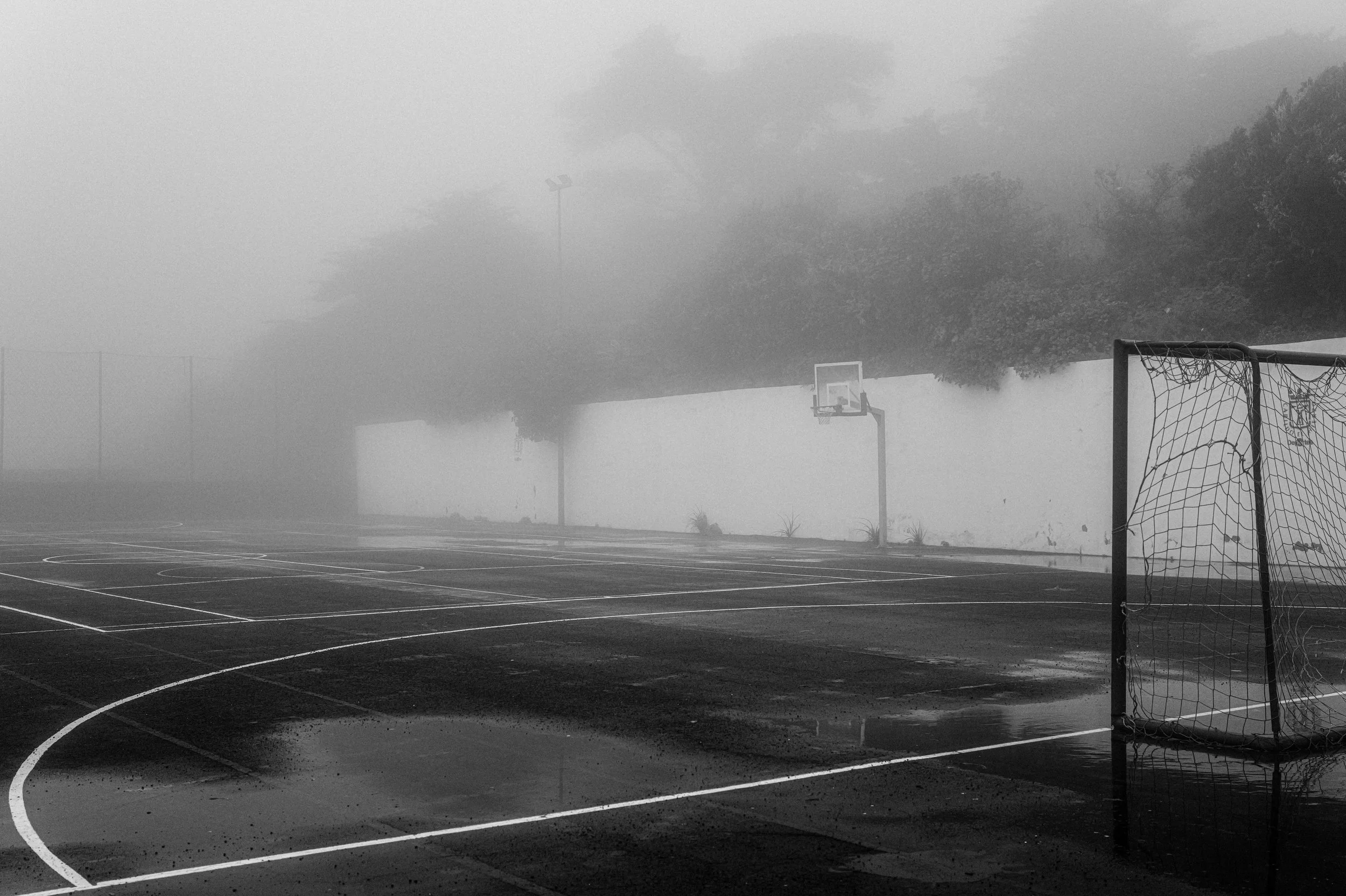 Empty sports court in fog, Work / Spaces, © Lennard Grohn