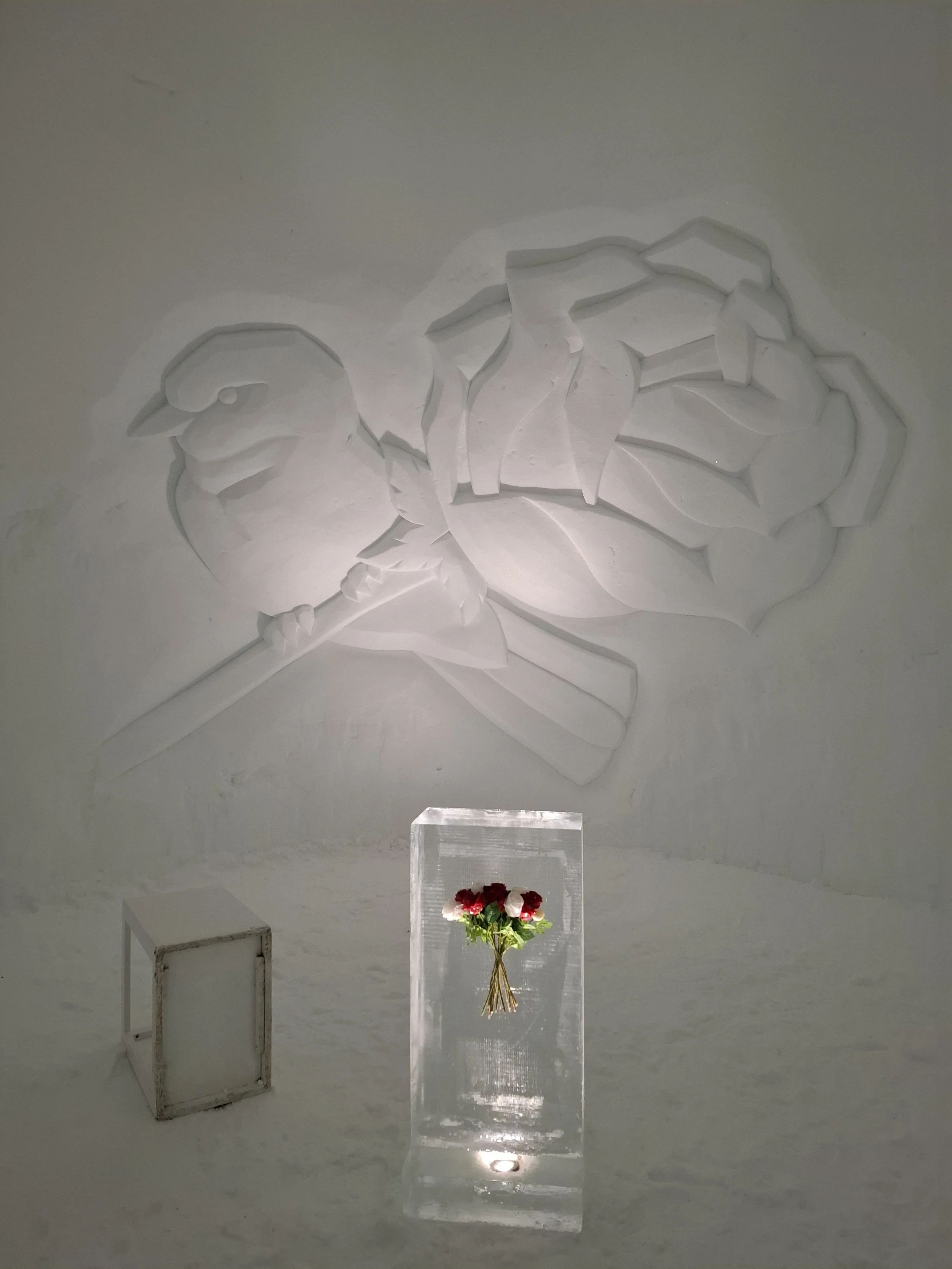 Schneeschnitzerei Vogel mit Rose in Fondueiglu Engstligenalp