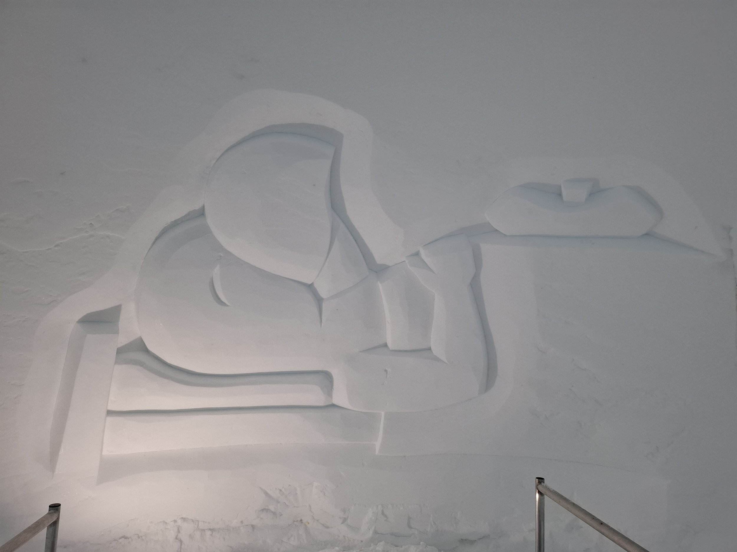 Schneeschnitzerei schlafender Globi in Schlafiglu Engstligenalp