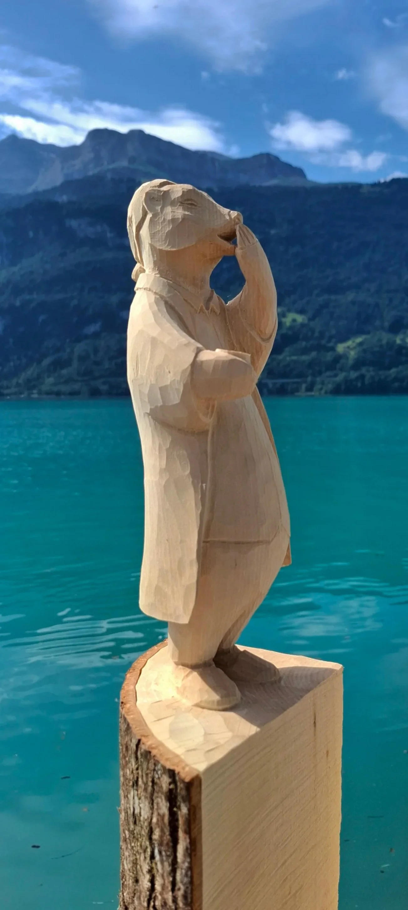 Geschnitzte Figuren aus Lindenholz