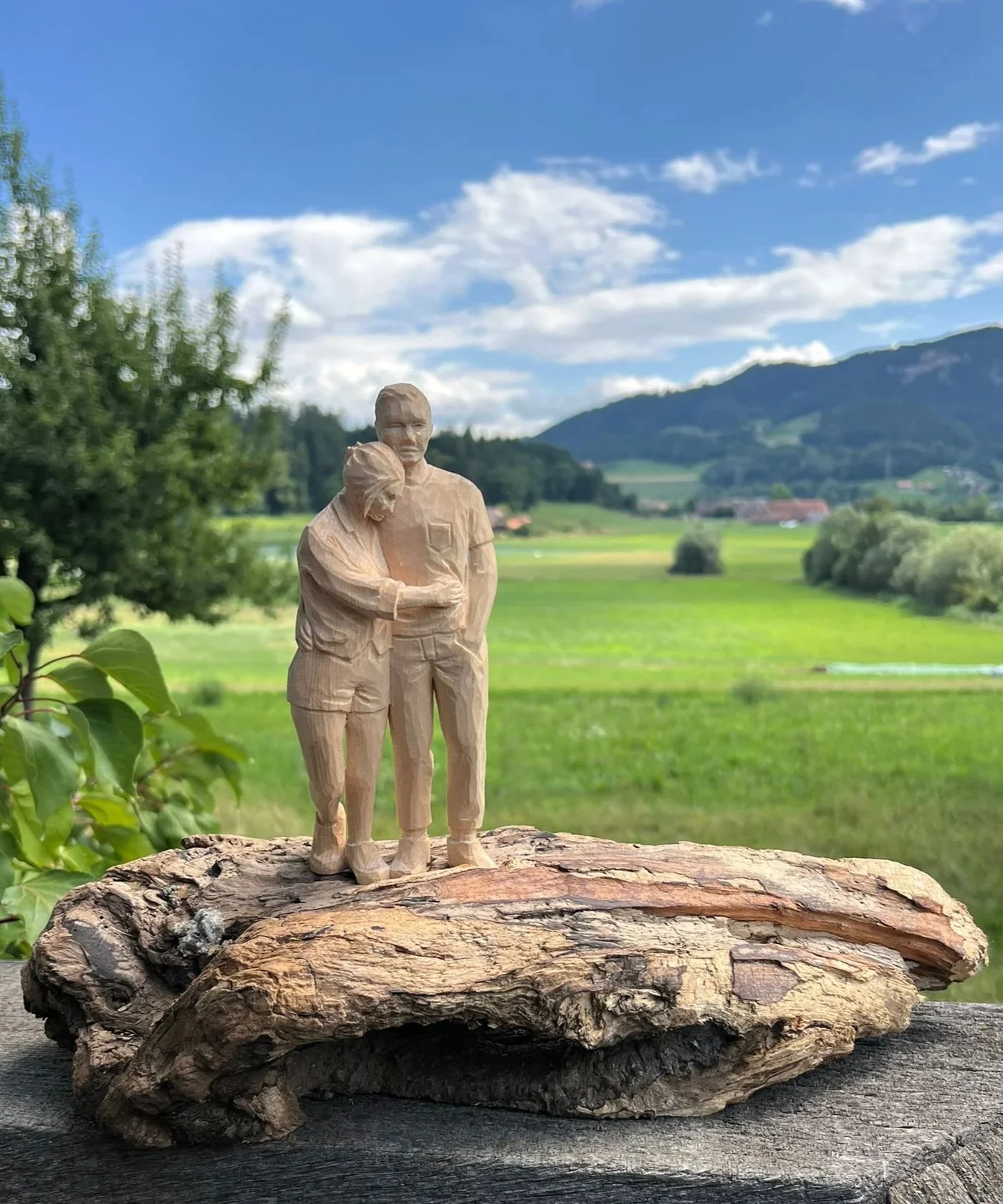 Hochzeitsgeschenk, Liebespaar geschnitzt aus Lindenholz, auf Schwemmholzsockel