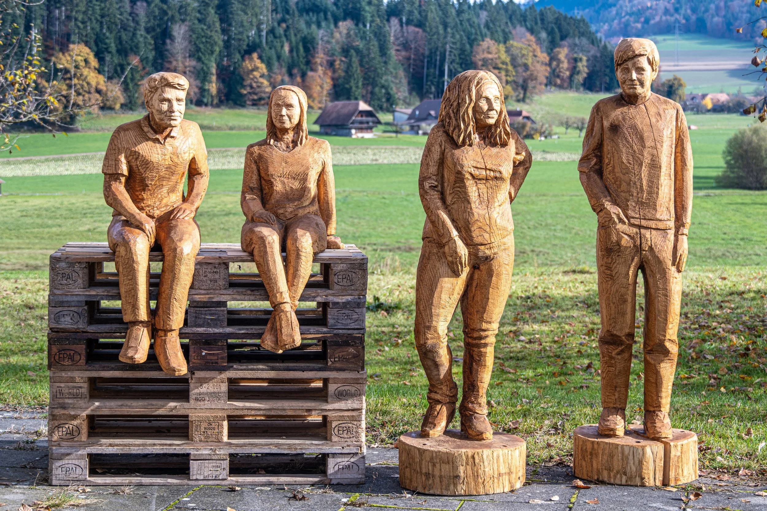 4 Holzskulpturen aus Roteiche gesägt und geschnitzt