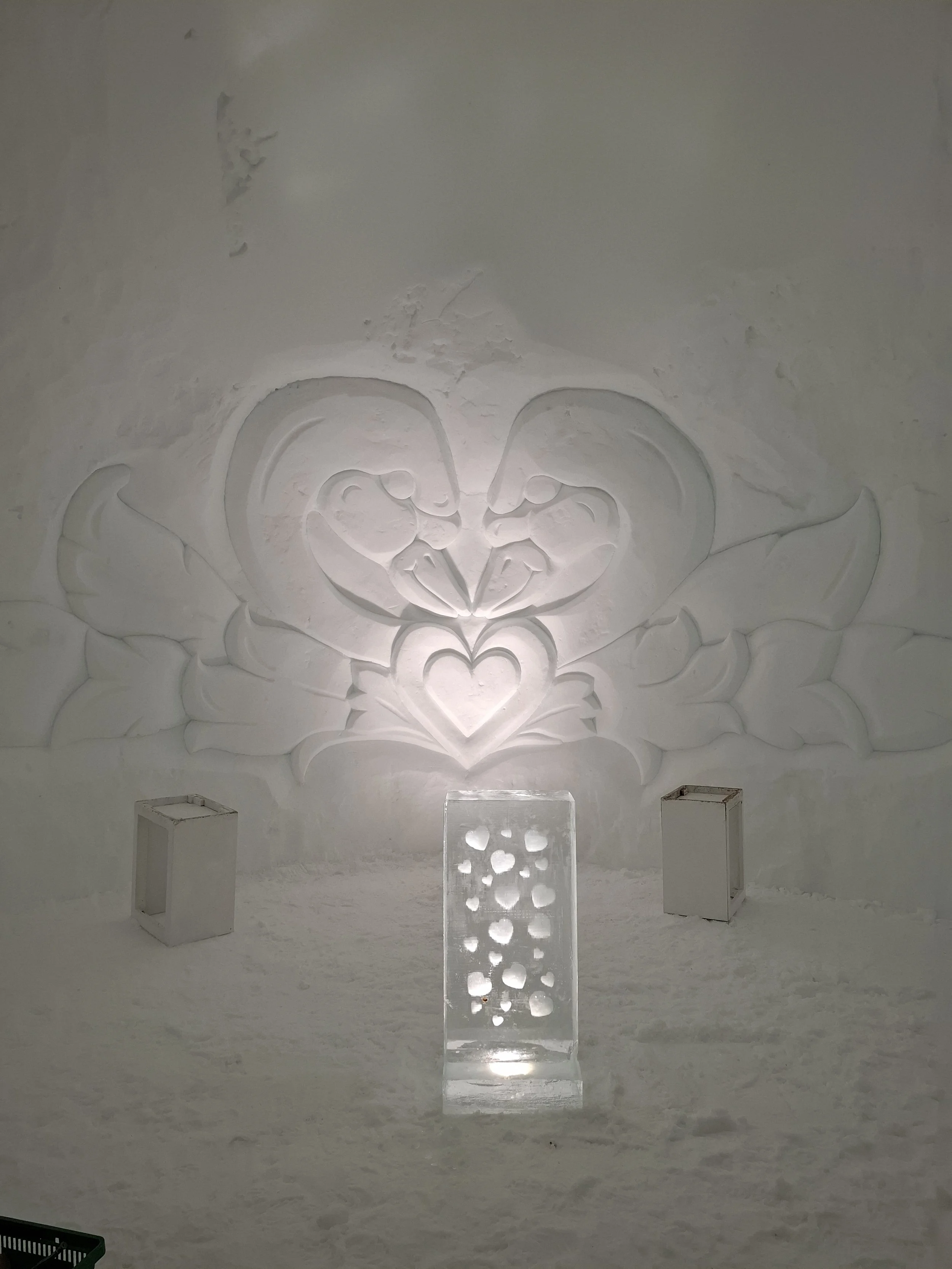 Schneeschnitzerei Schwanenherz in Fondueiglu Engstligenalp