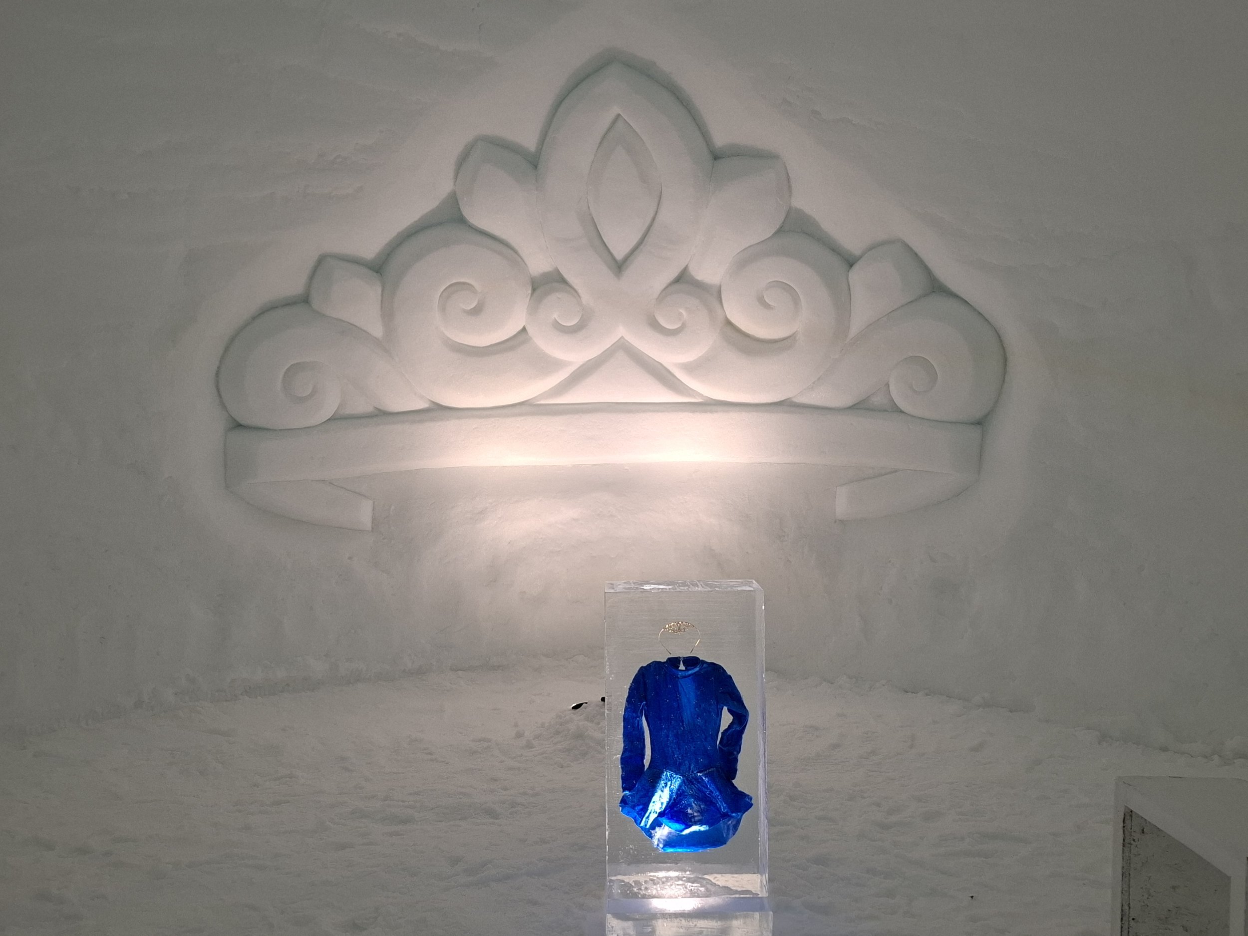 Schneeschnitzerei Krone in Fondueiglu Engstligenalp