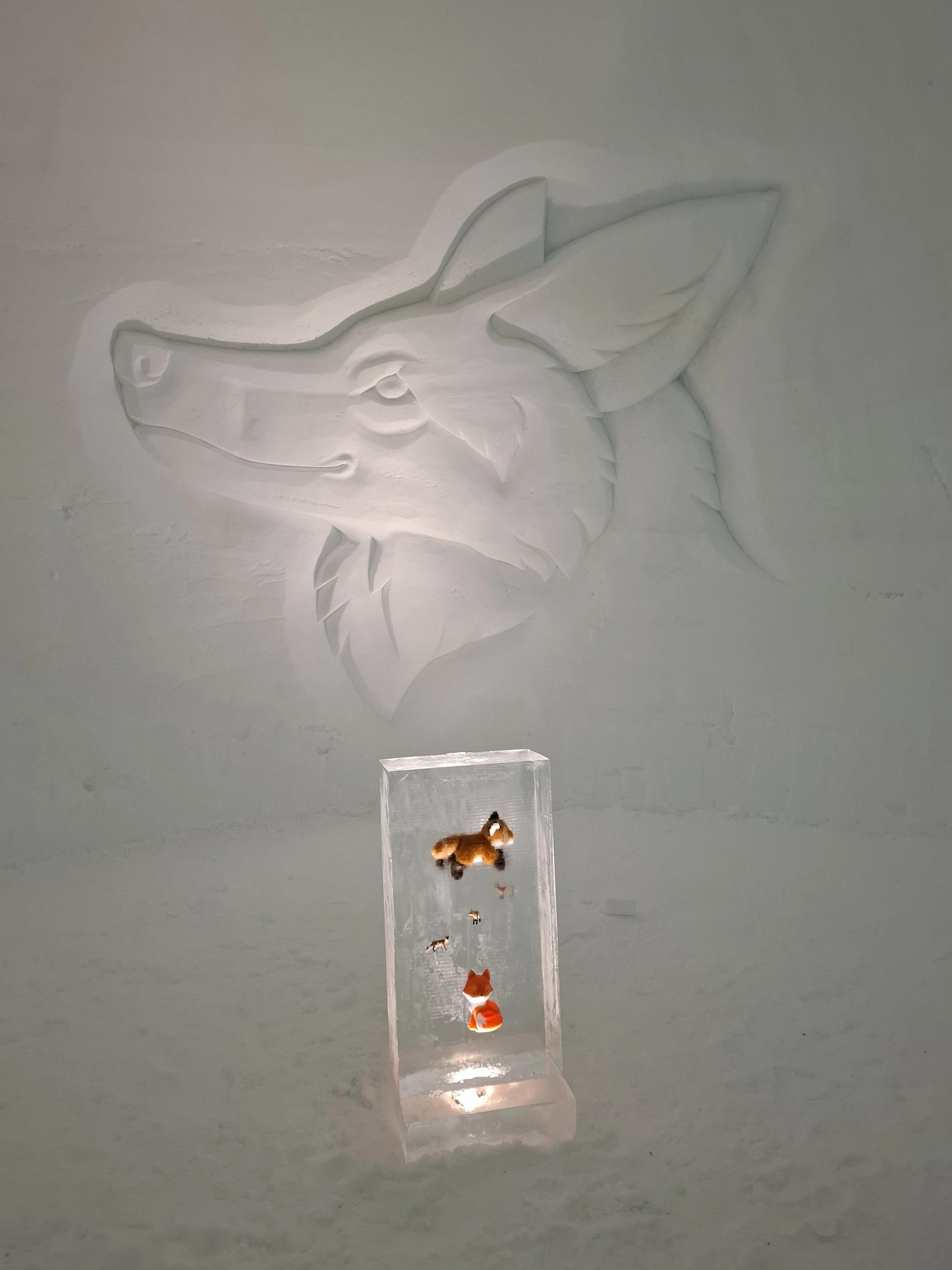 Schneeschnitzerei Fuchs in Fondueiglu Engstligenalp