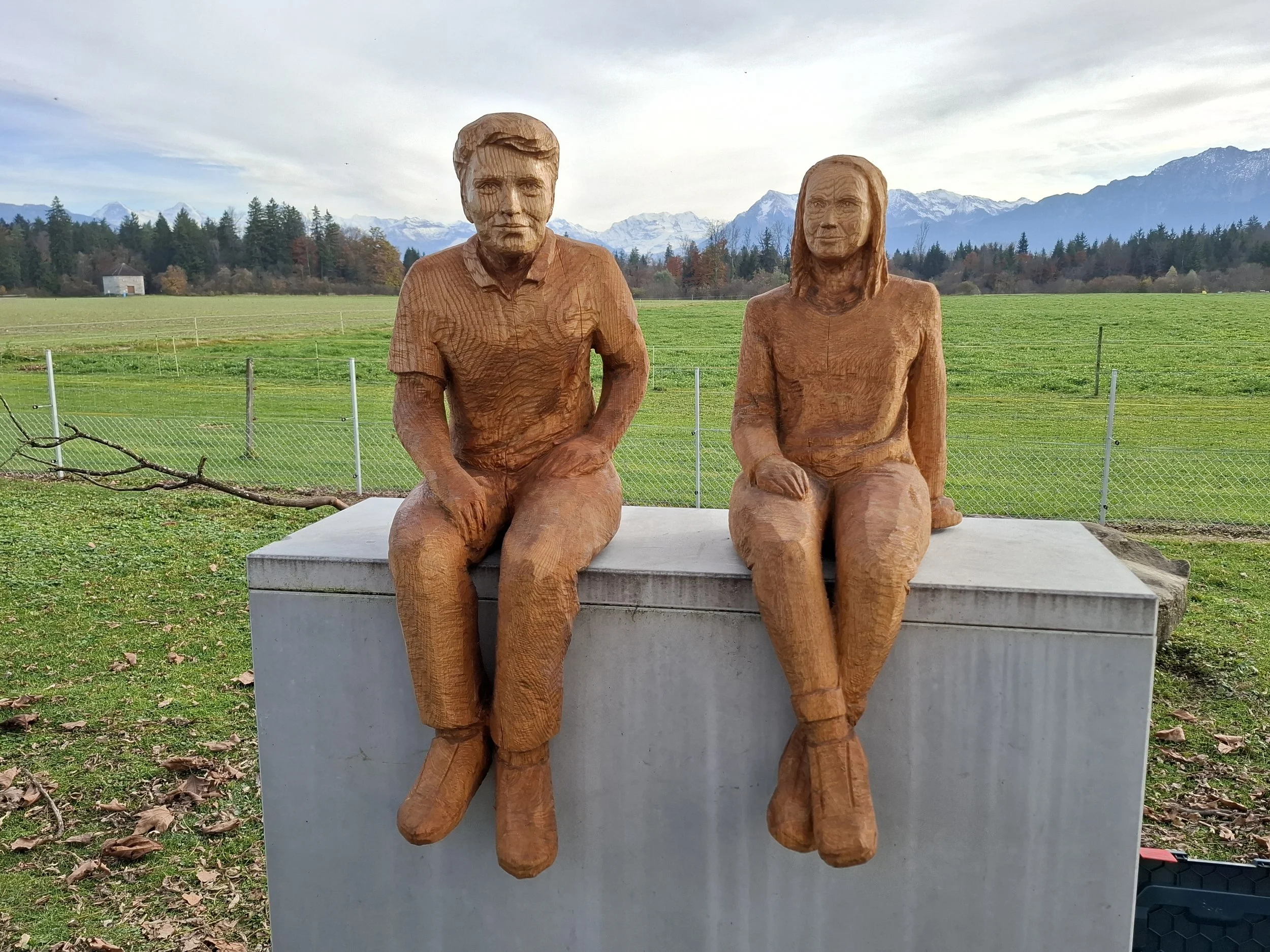 4 Holzskulpturen aus Roteiche gesägt und geschnitzt