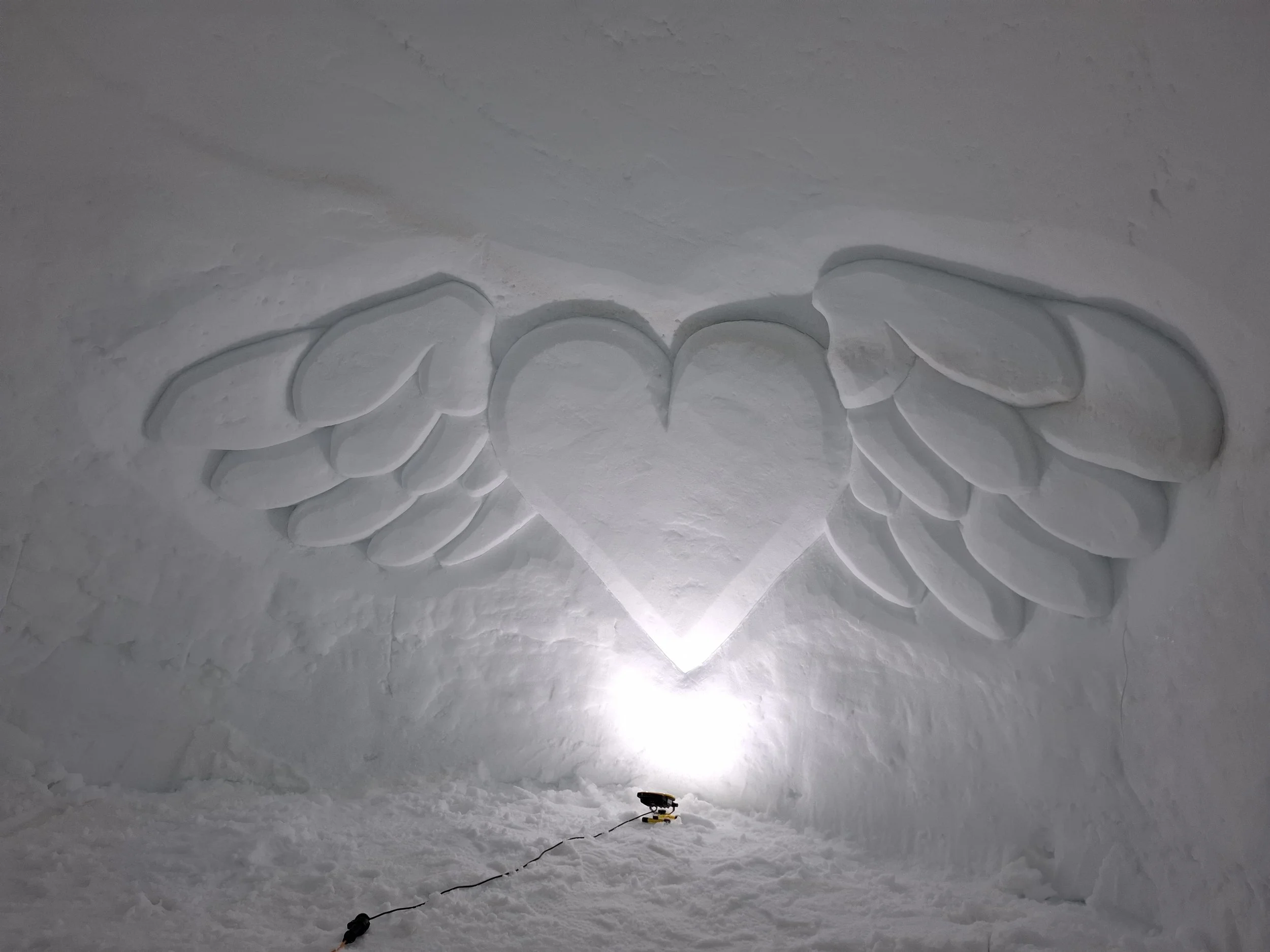 Schneeschnitzerei Herz mit Flügel in Schlafiglu Engstligenalp
