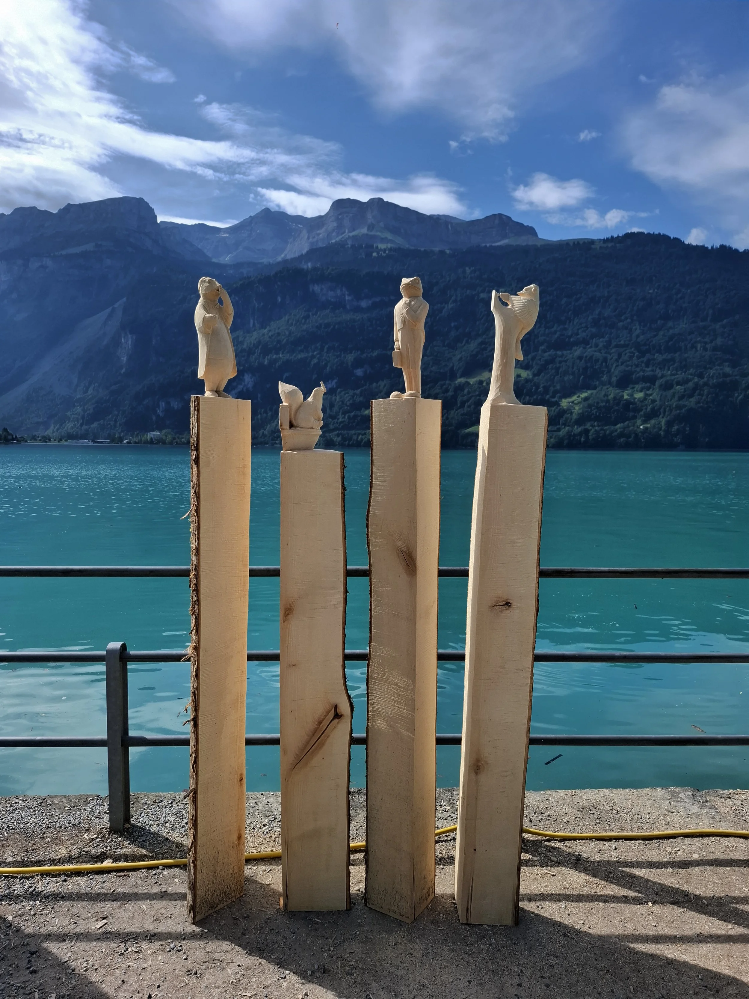 Geschnitzte Figuren aus Lindenholz
