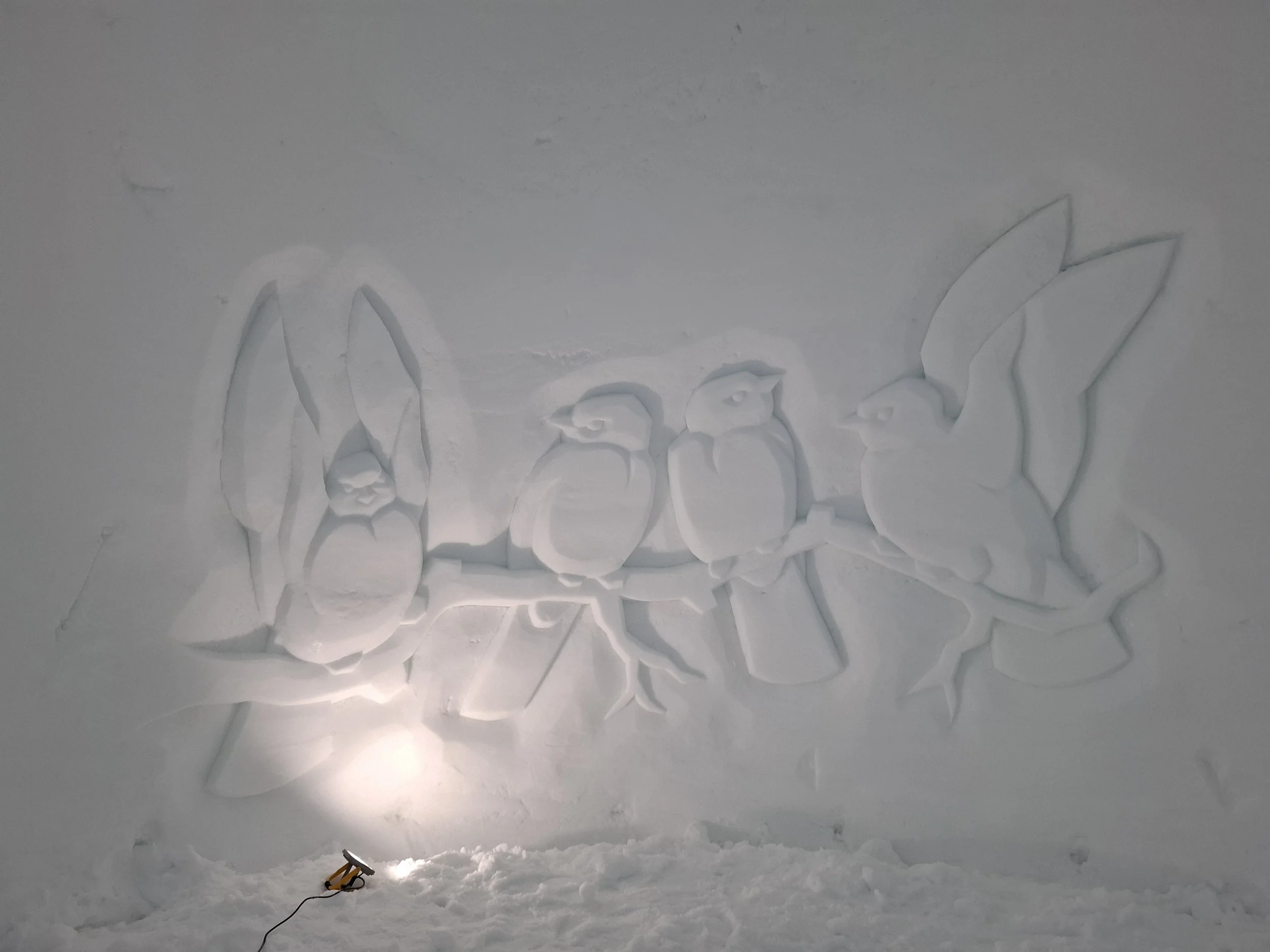 Schneeschnitzerei Vögle auf Ast in Schlafiglu Engstligenalp