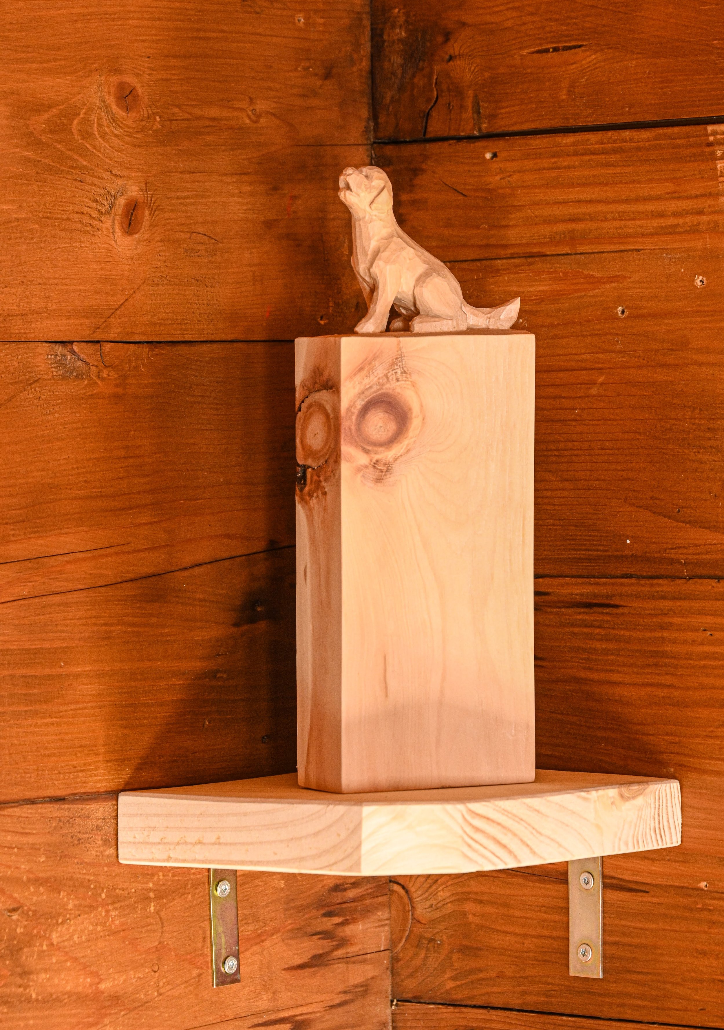 Sitzender, bellender Hund, geschnitzt aus Arvenholz