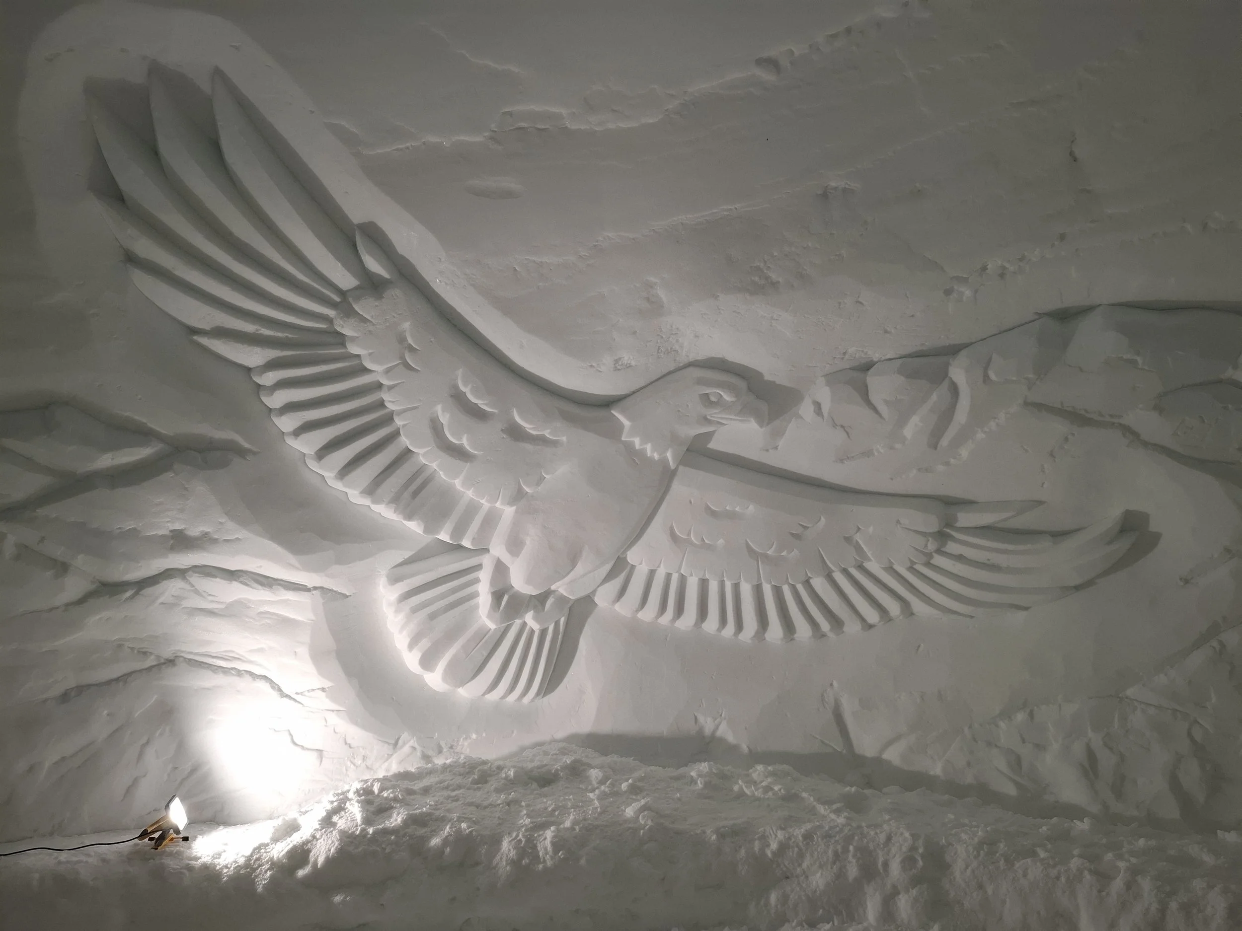 Schneeschnitzerei Adler in Fondueiglu Engstligenalp