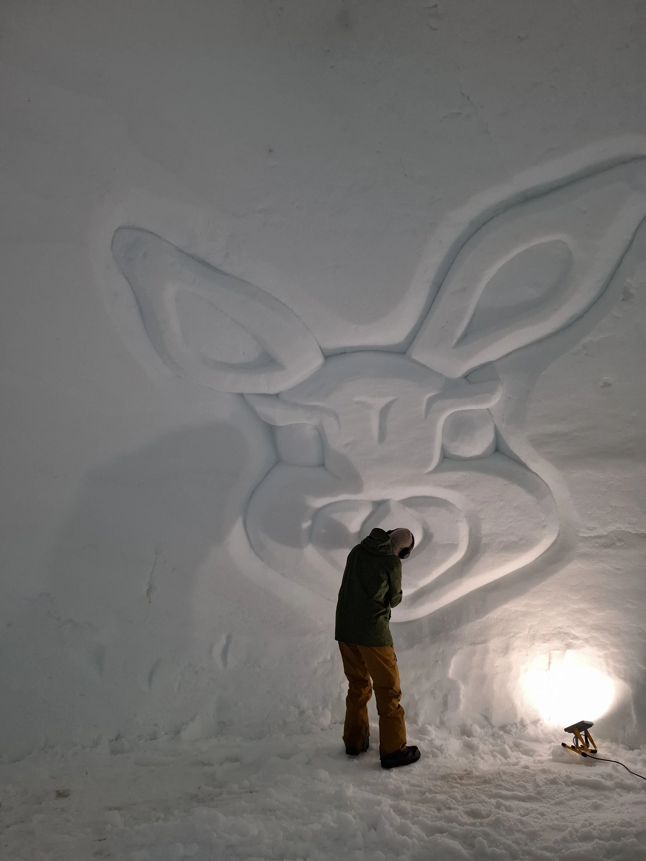 Schneeschnitzerei Hasenkopf in Schlaf
iglu Engstligenalp