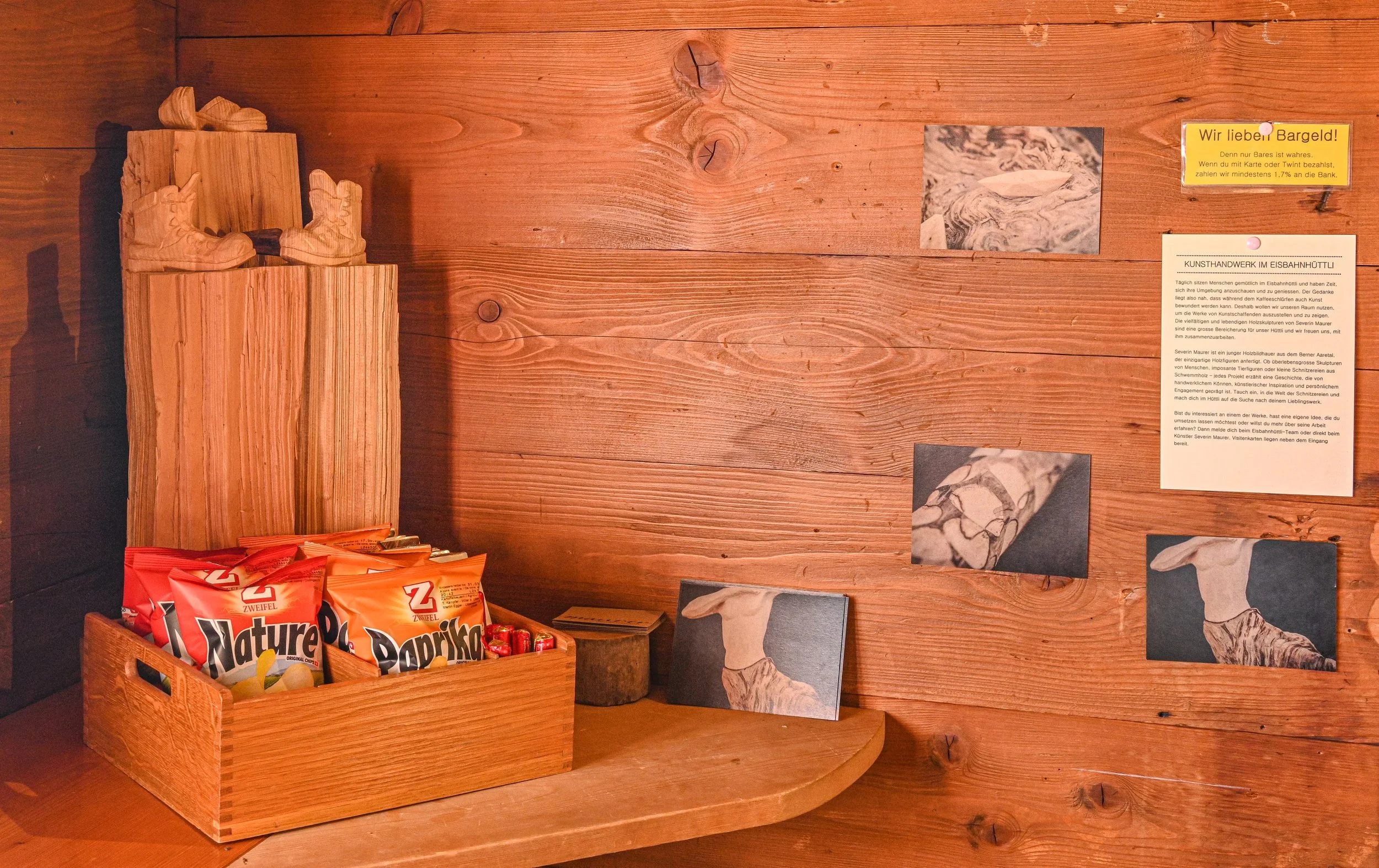 Aus Tannenholz geschnitzte Wanderschuhe