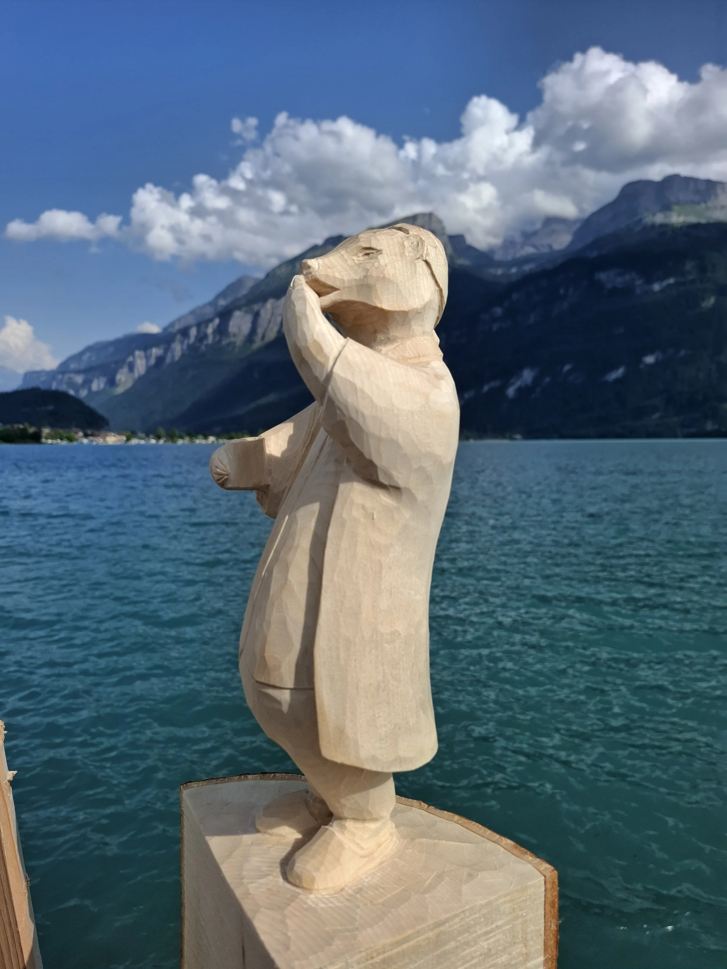 Geschnitzte Figuren aus Lindenholz
