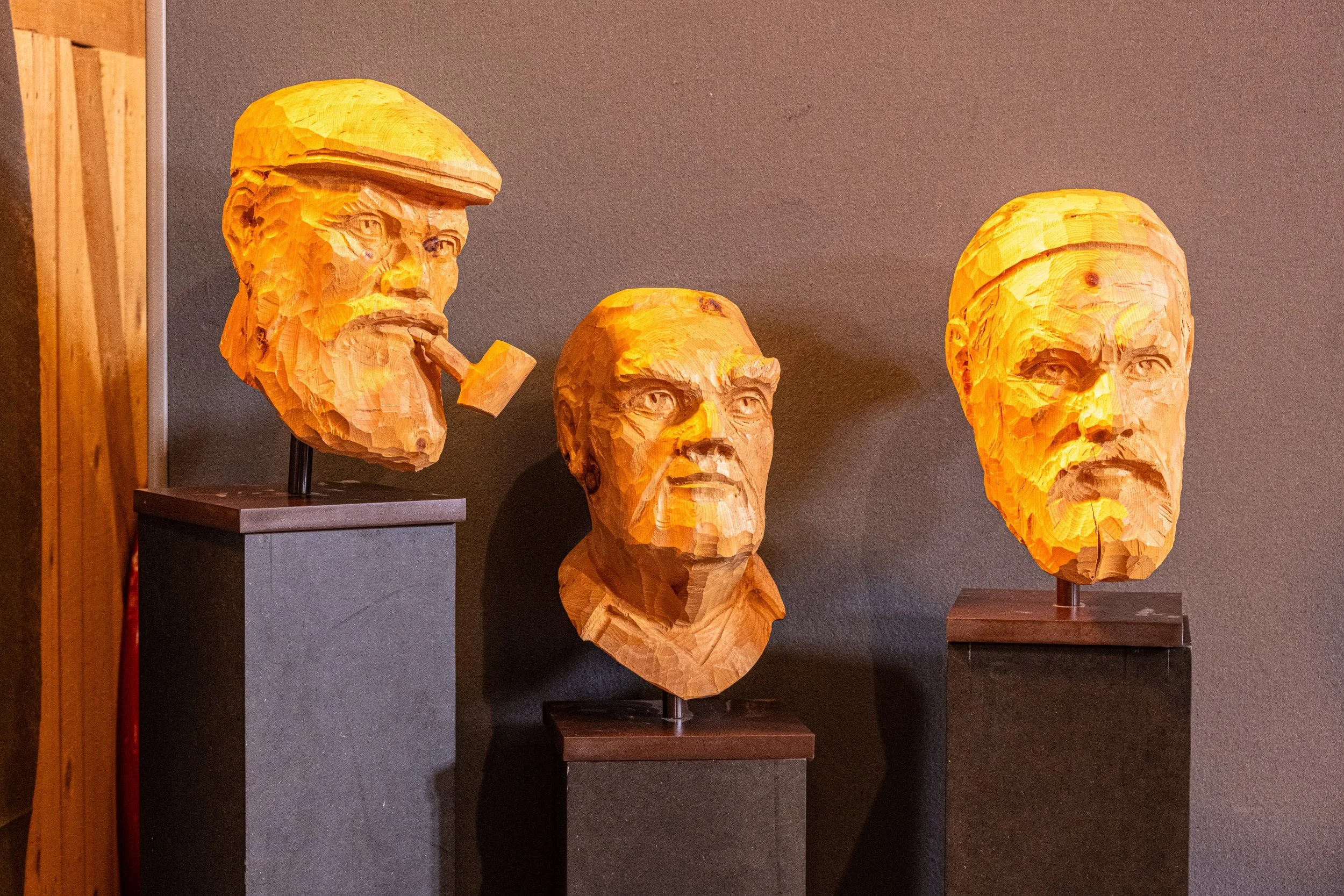 Skulpturen 3 Älplerköpfe geschnitzt aus Arvenholz
