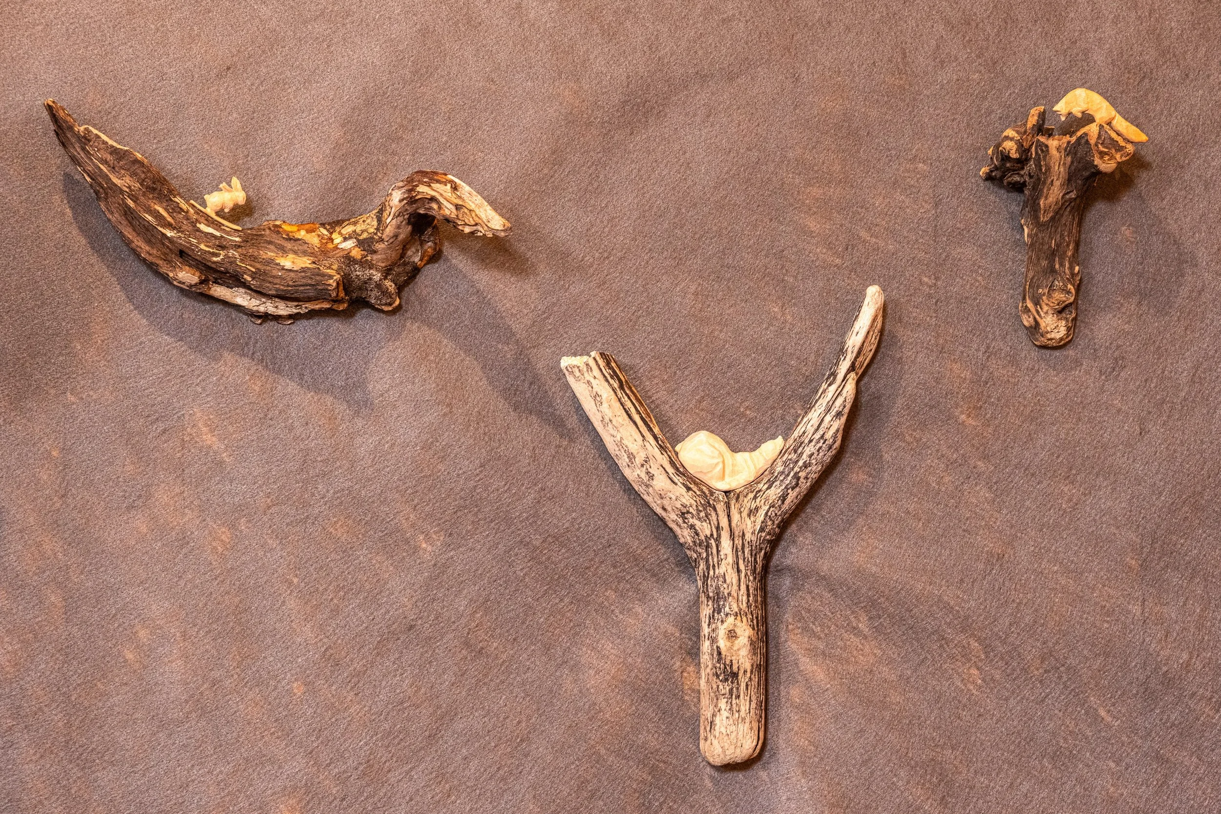 Skulpturen von Tieren auf Schwemmholz