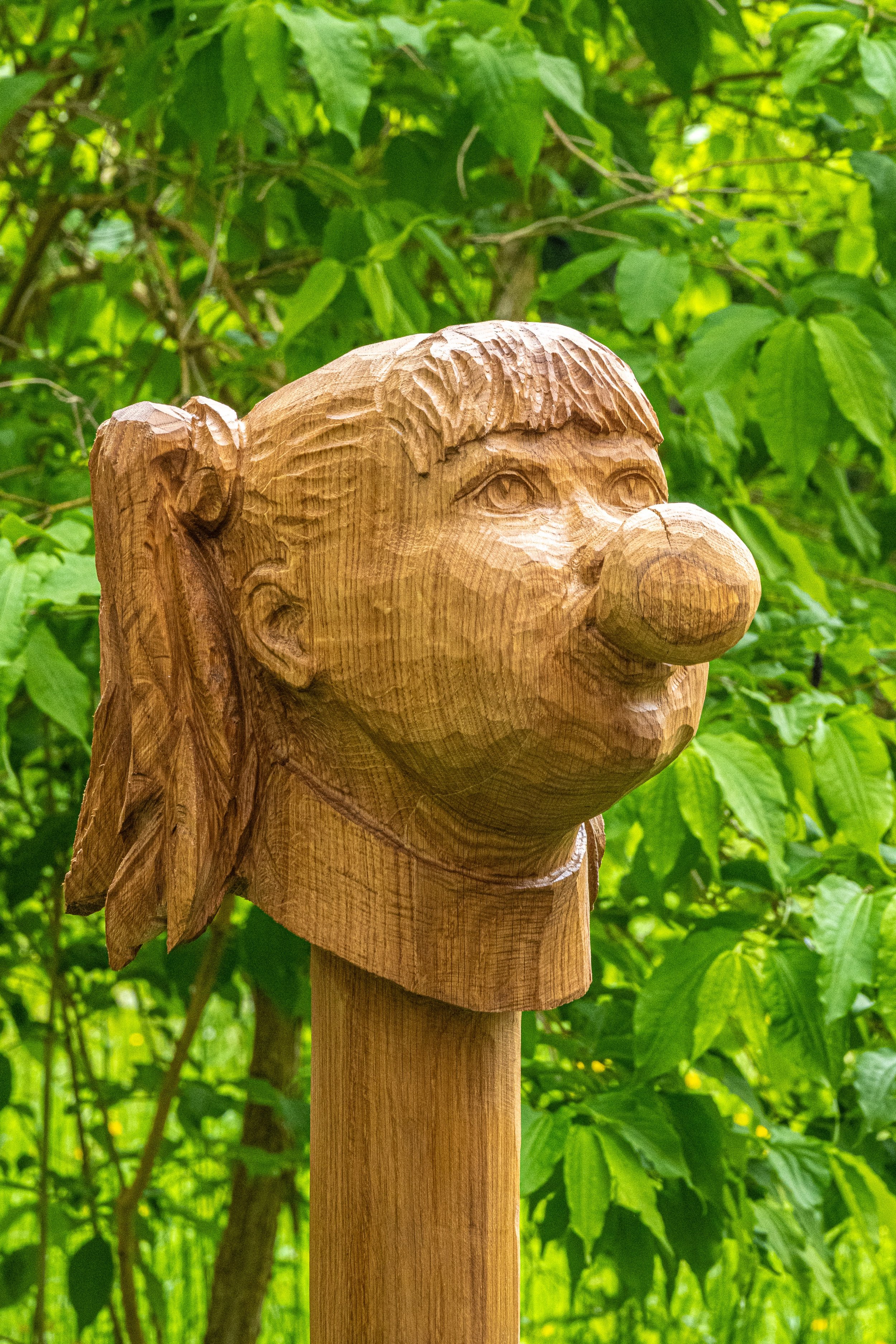 Nagel mit Kopf, Holzskulptur, Eiche, Ausstellung Kopf:Sache