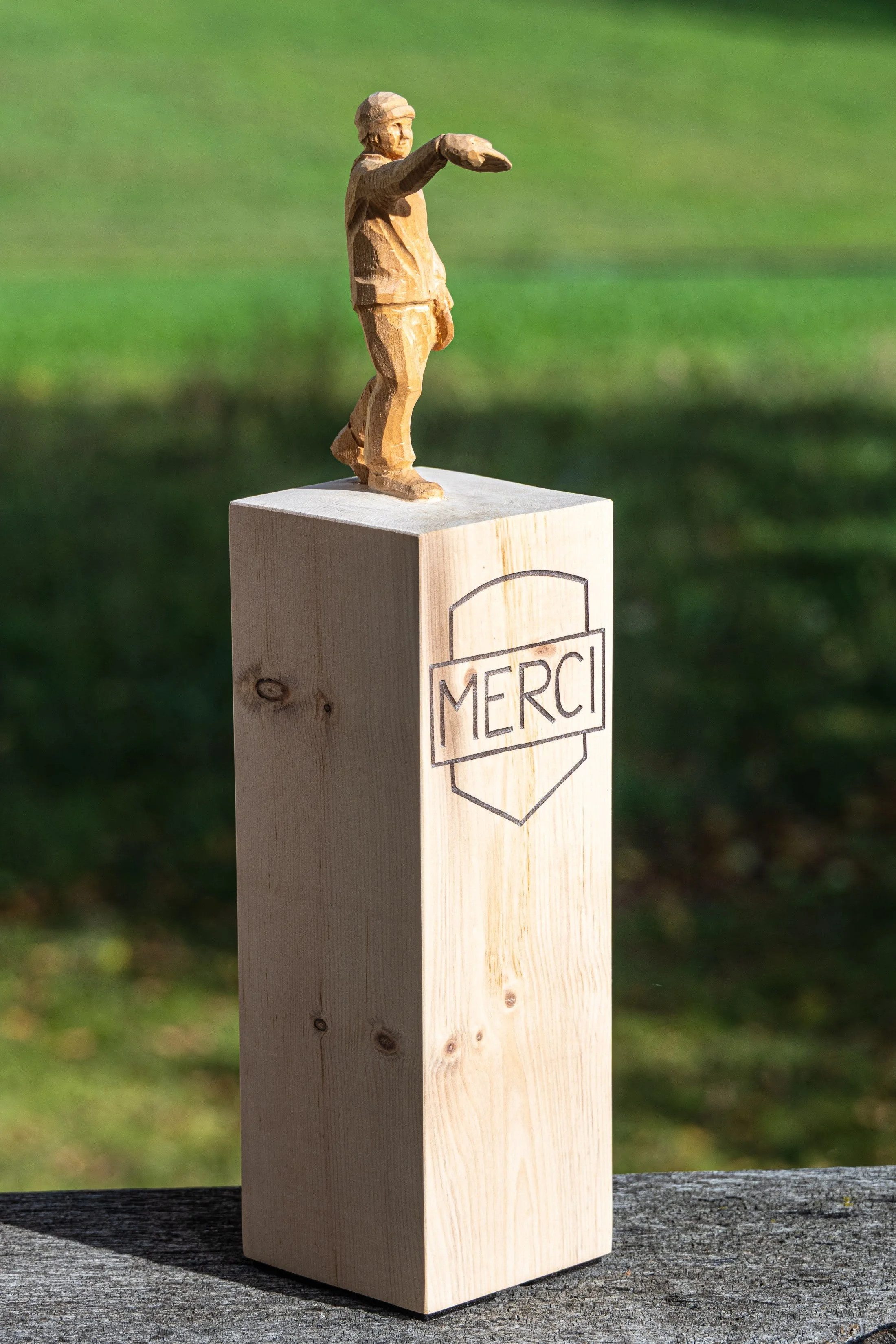 Pokal mit Discgolfer, geschnitzt in Arvenholz