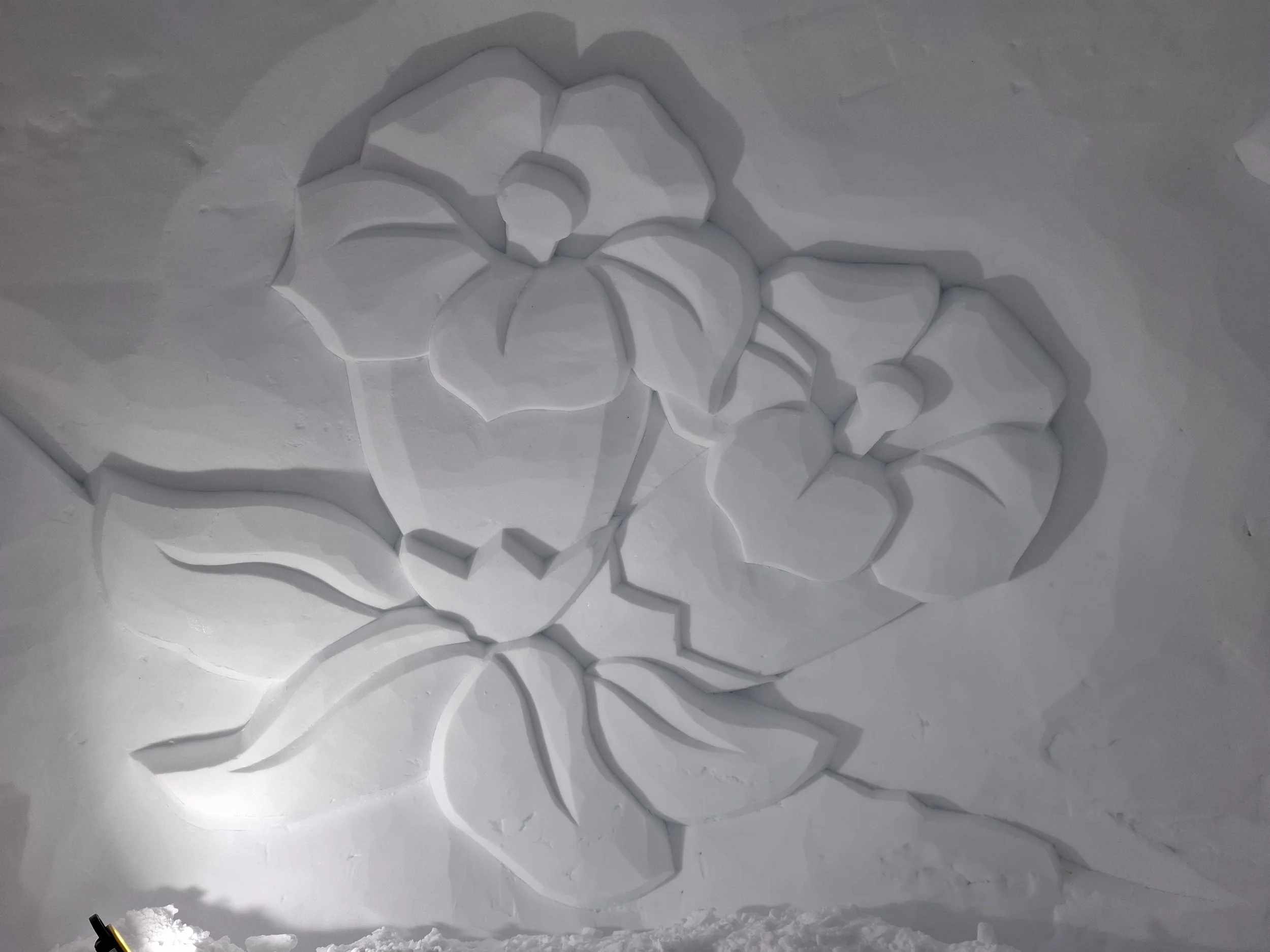 Schneeschnitzerei Enzian in Schlafiglu Engstligenalp