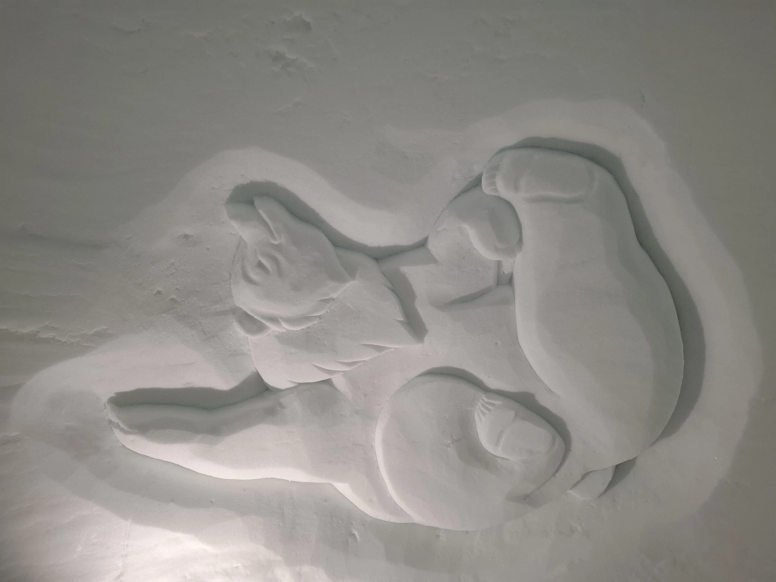 Schneeschnitzerei purzelnder Bär in Schlafiglu Engstligenalp