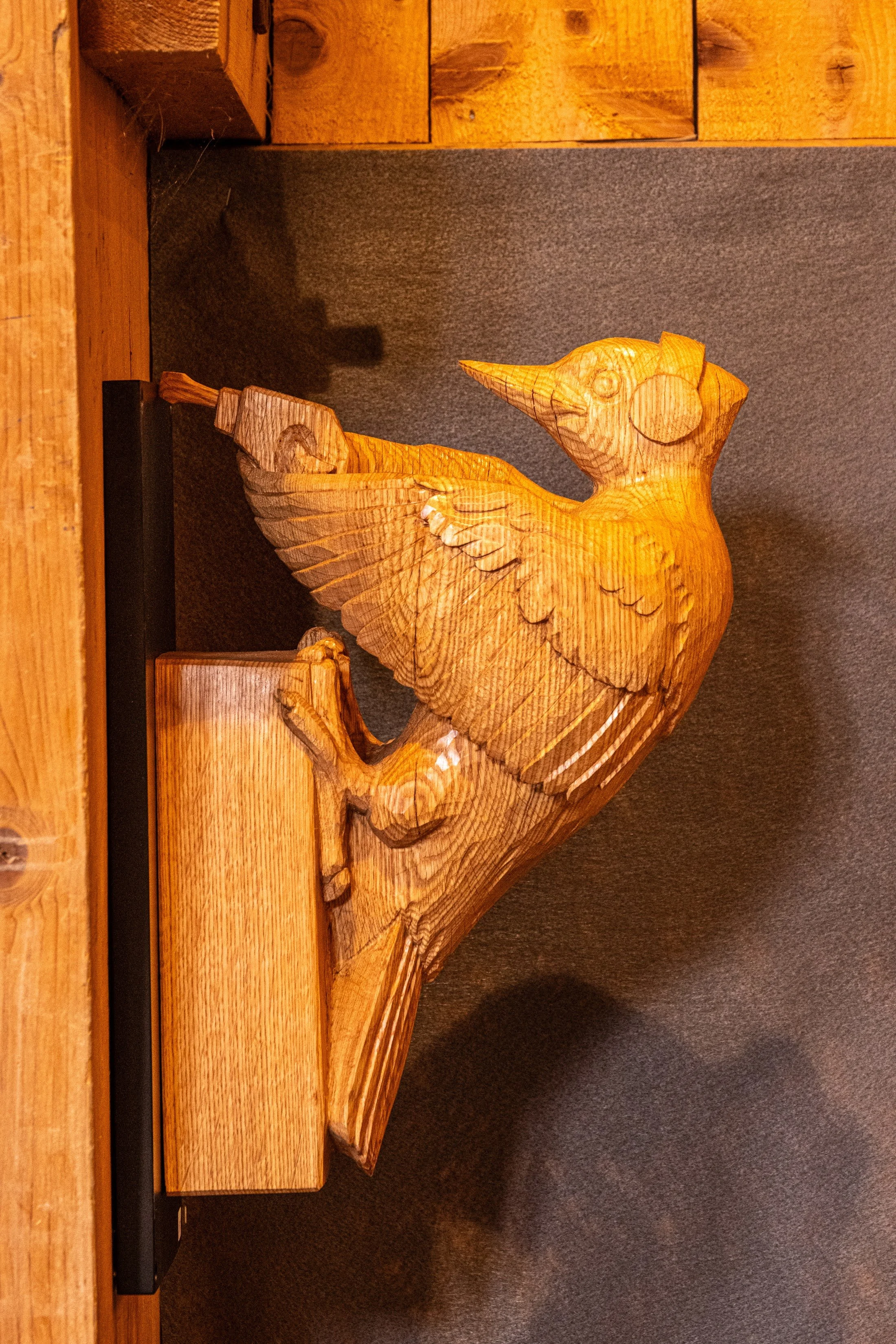 Skulptur Specht mit Presslufthammer aus Eigenholz geschnitzt und geölt