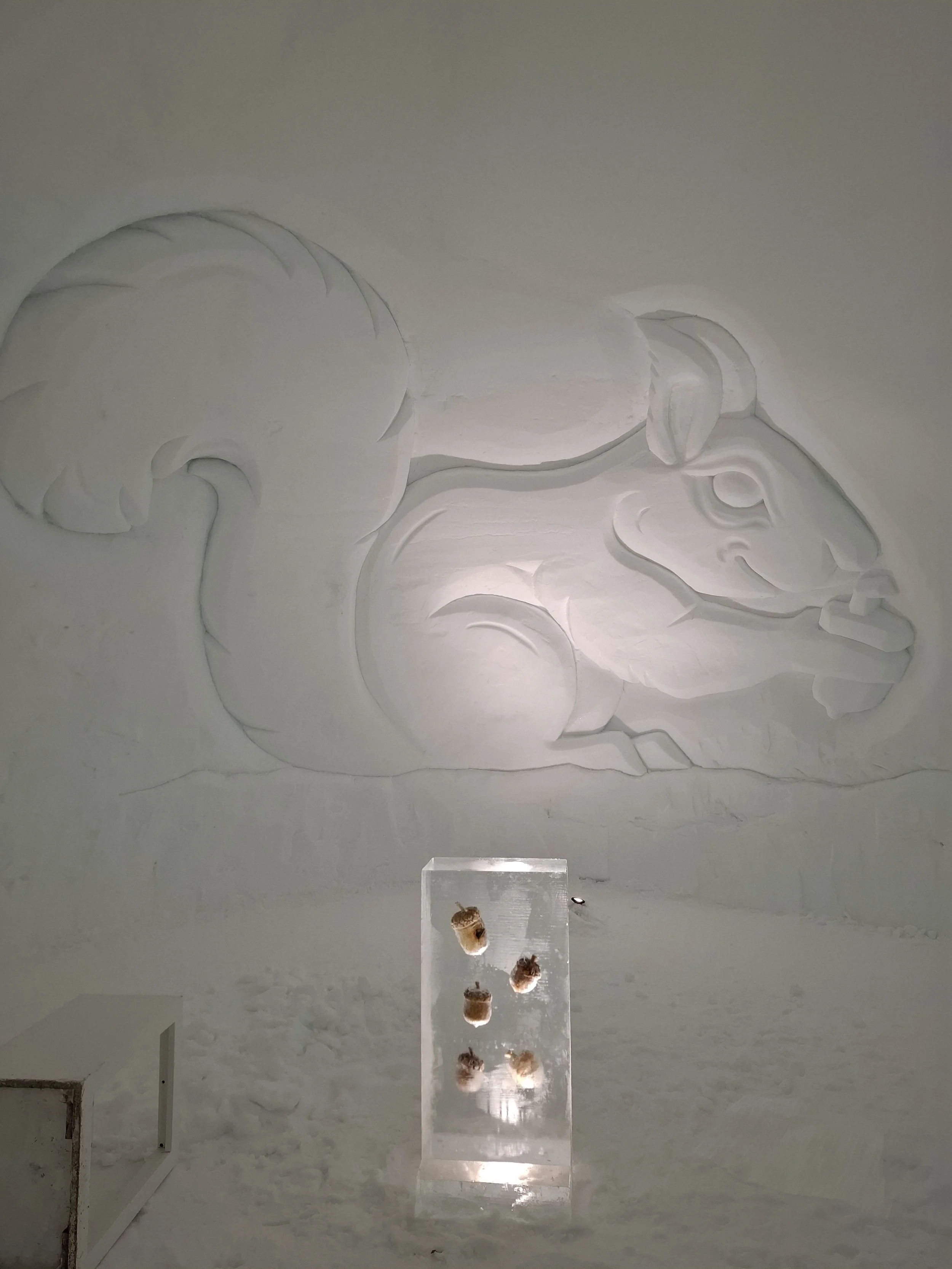 Schneeschnitzerei Eichhörnchen in Fondueiglu Engstligenalp