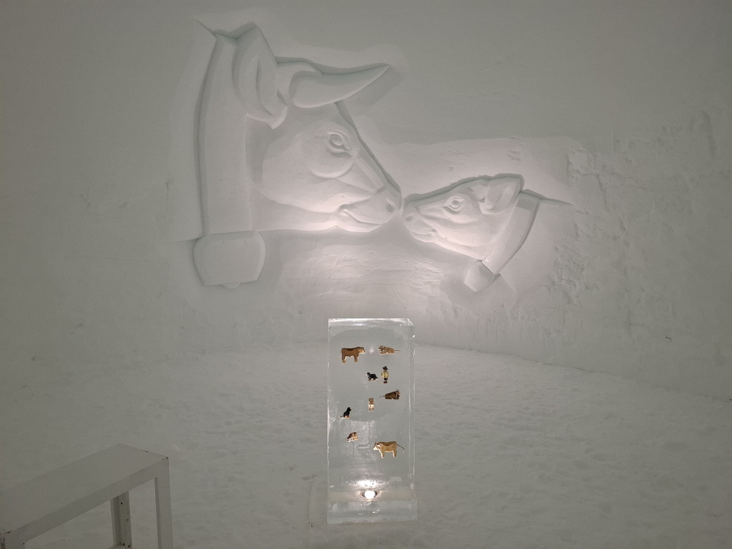Schneeschnitzerei Kuh mit Kalb in Fondueiglu Engstligenalp