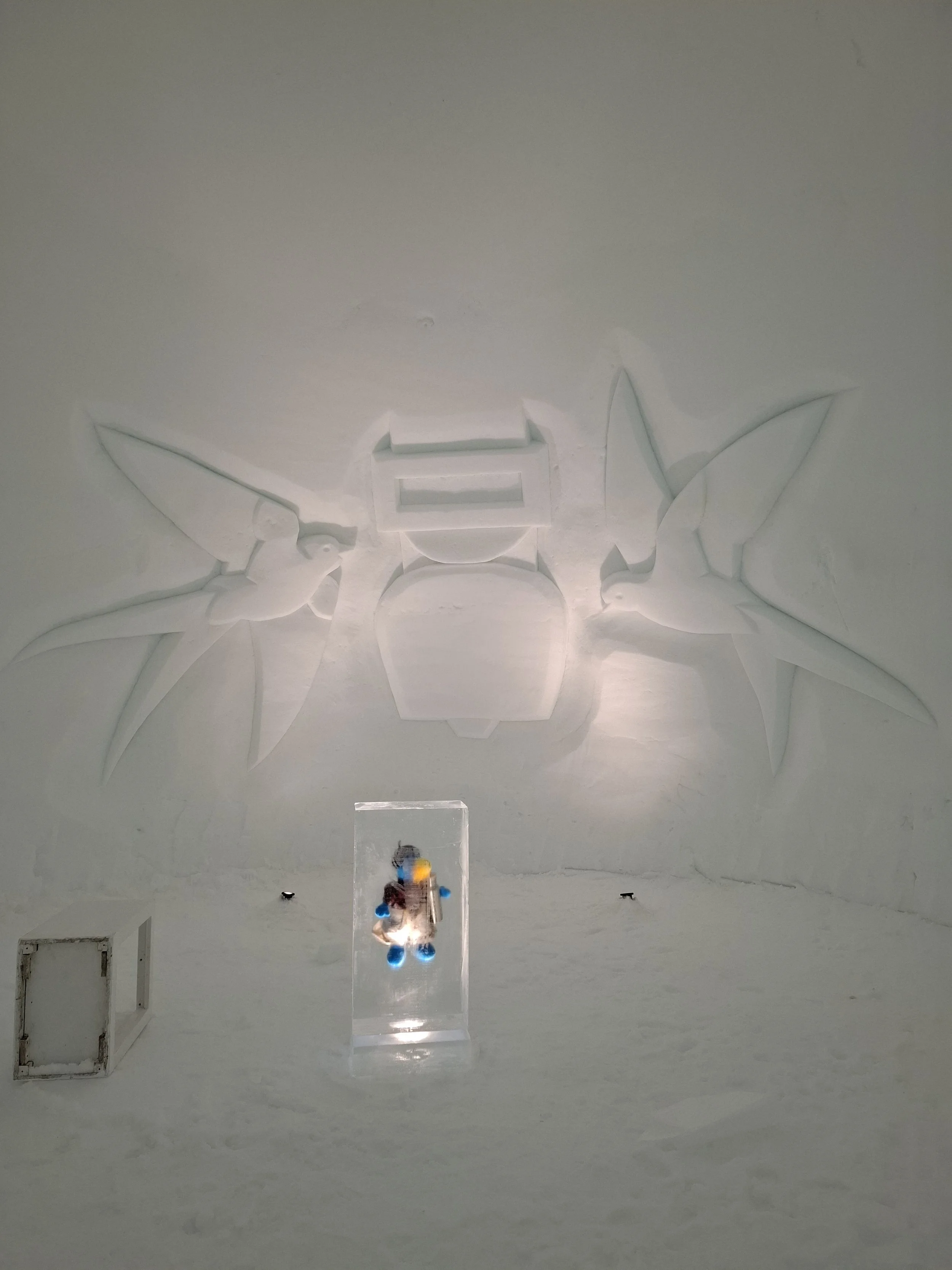 Schneeschnitzerei Schwalben und Glocke in Fondueiglu Engstligenalp