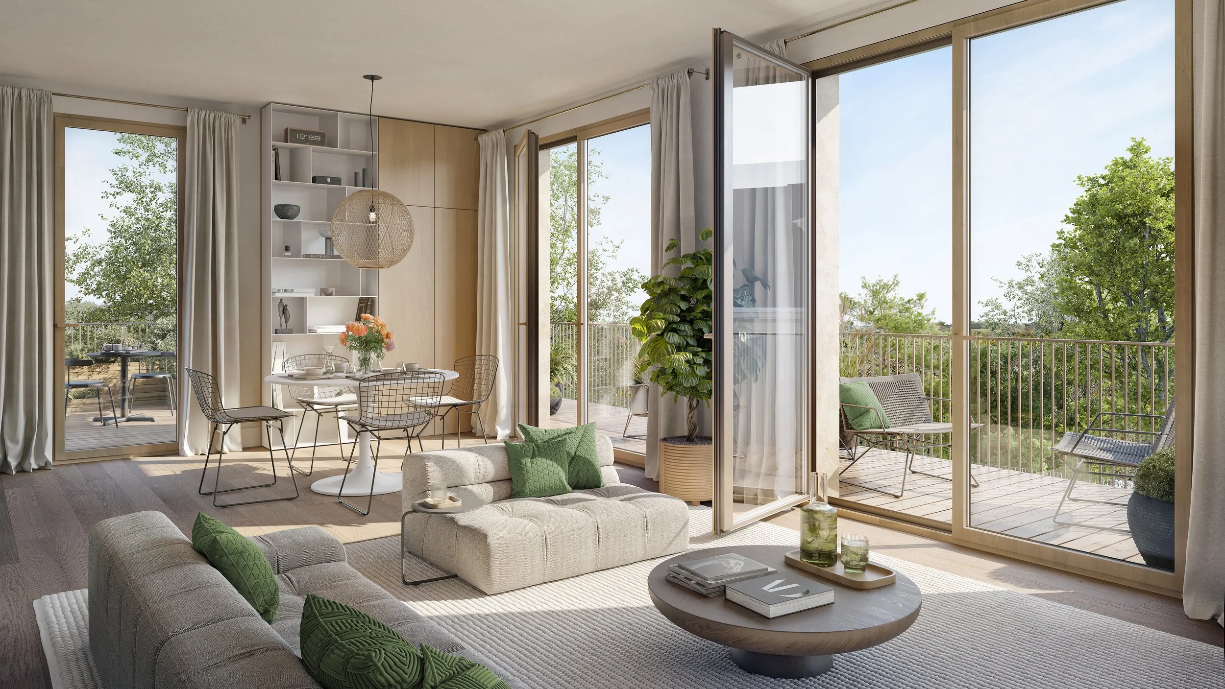 Salon lumineux avec canapé beige, coussins verts, table basse ronde avec livres et décorations, espace salle à manger avec table blanche et chaises en métal, grande baie vitrée ouverte sur un balcon en bois avec chaise en métal, plantes et vue sur la nature.