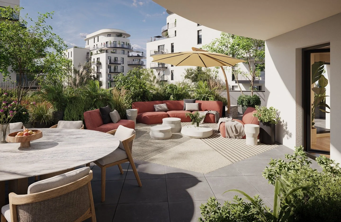 Terrasse d'appartement moderne avec mobilier en bois et tissus taupe, plantes vertes, canapé et fauteuils roses, grand parasol beige, vue sur un jardin et des immeubles blancs.