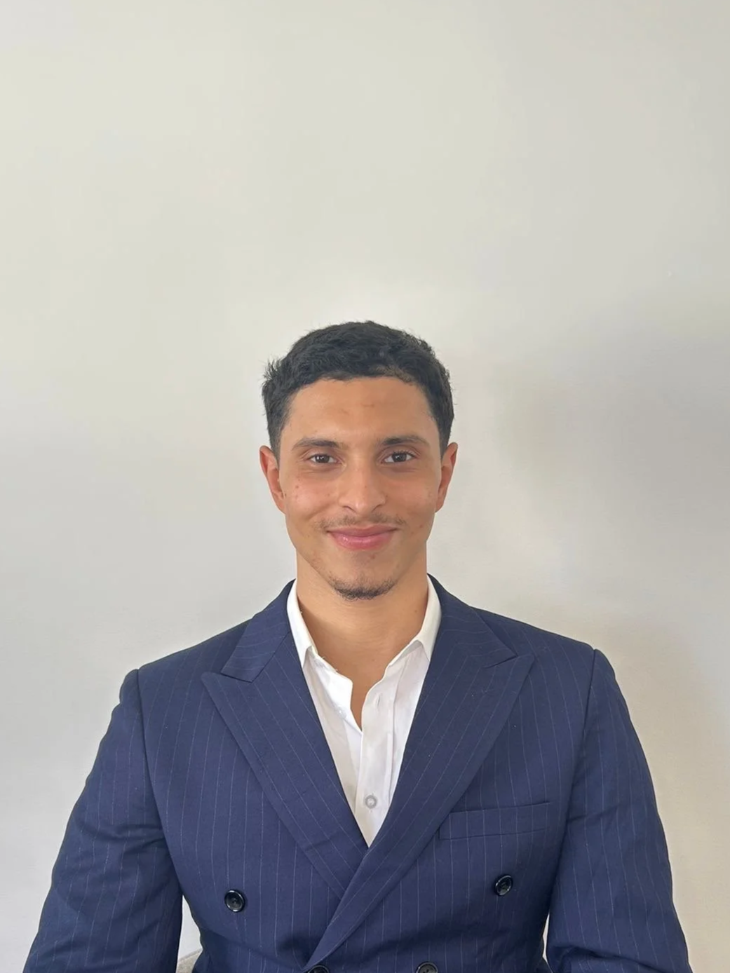 homme en costume bleu marine souriant