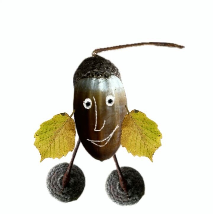 Die Herbstferien sind vorbei. Die meisten bunten Bl&auml;tter sind von den B&auml;umen gefallen. 
Ich war f&uuml;r meine Sch&uuml;lerinnen und Sch&uuml;ler flei&szlig;ig und habe einige bunte Bl&auml;tter sowie einige Fr&uuml;chte wie Eicheln und Kas