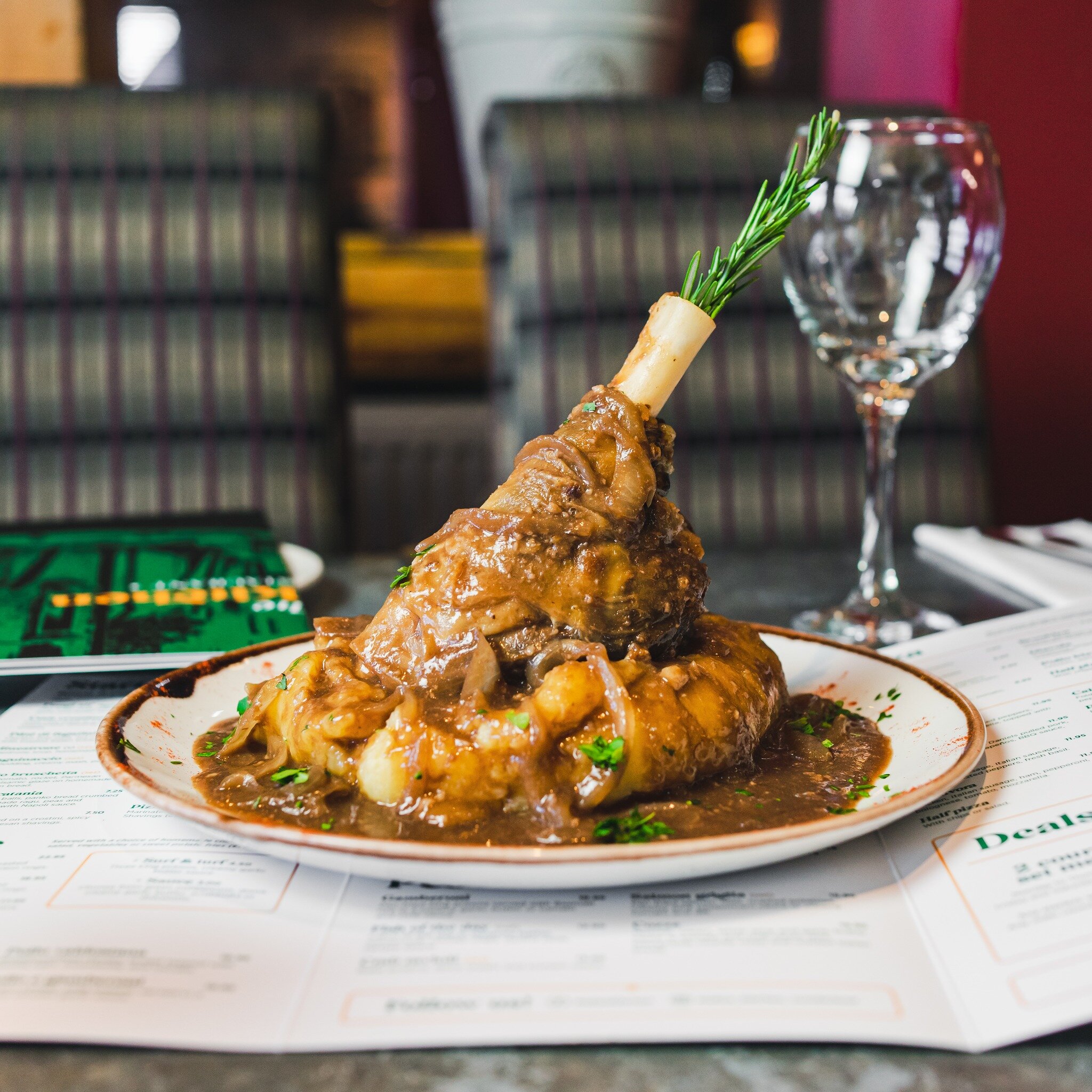 𝐒𝐭𝐢𝐧𝐜𝐨 𝐝𝐢 𝐚𝐠𝐧𝐞𝐥𝐥𝐨 🇮🇹 
A dish that continues to wow our customers. Here we have our gorgeous lamb shank with homemade mash, onion gravy and seasonal vegetables. Cooked to perfection 🫶🏻 

Reserve your table www.theitalian-kitchen.co.