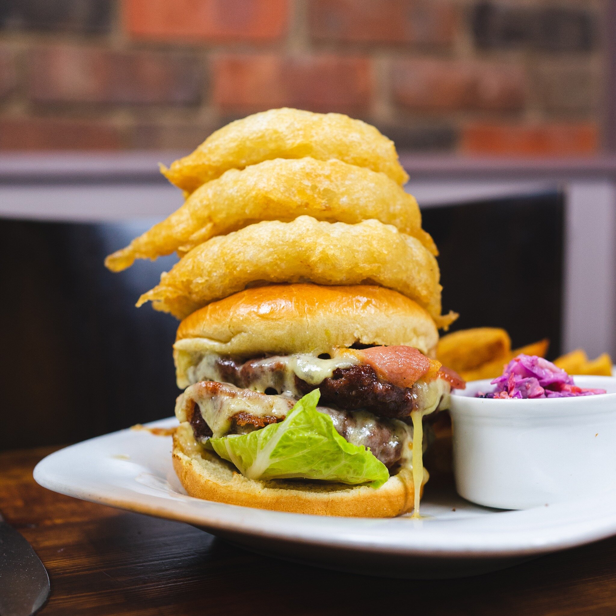 Fancy something different from the usual Italian dishes? Why not give our juicy 𝐀𝐧𝐠𝐮𝐬 𝐁𝐞𝐞𝐟 𝐁𝐮𝐫𝐠𝐞𝐫 a try&hellip; Two beef patties, Monterey Jack cheese crispy bacon and salad in a brioche bun, onion rings and American slaw. Go the full 