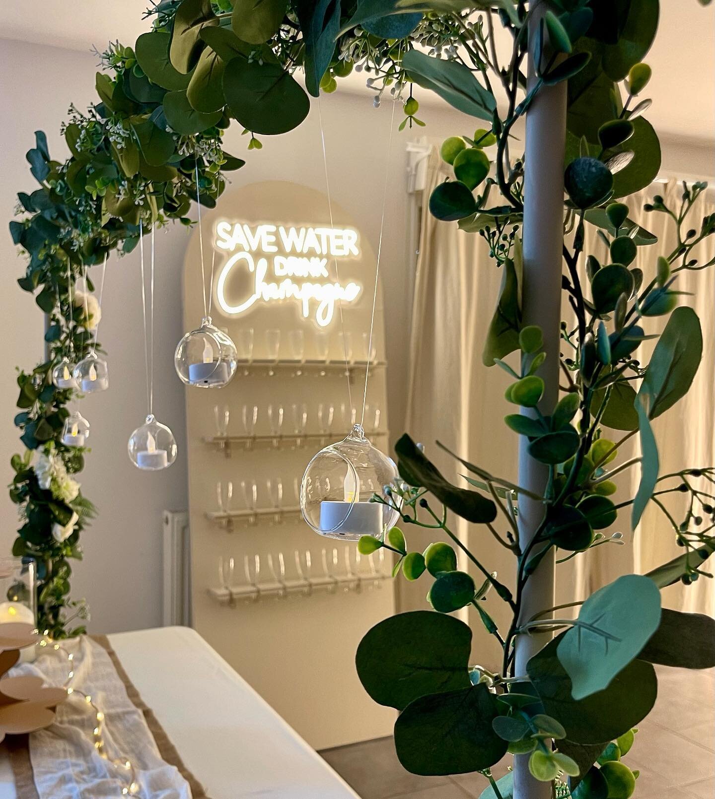 SAVE WATER DRINK CHAMPAGNE ✨

Maintenant &agrave; la location, vos murs de champ&rsquo; personnalis&eacute;s. 
&Agrave; l&rsquo;approche de l&rsquo;&eacute;t&eacute;, pensez &agrave; vous hydrater 🥂

#feesdesbulles #event #eventplanner #murdechampag