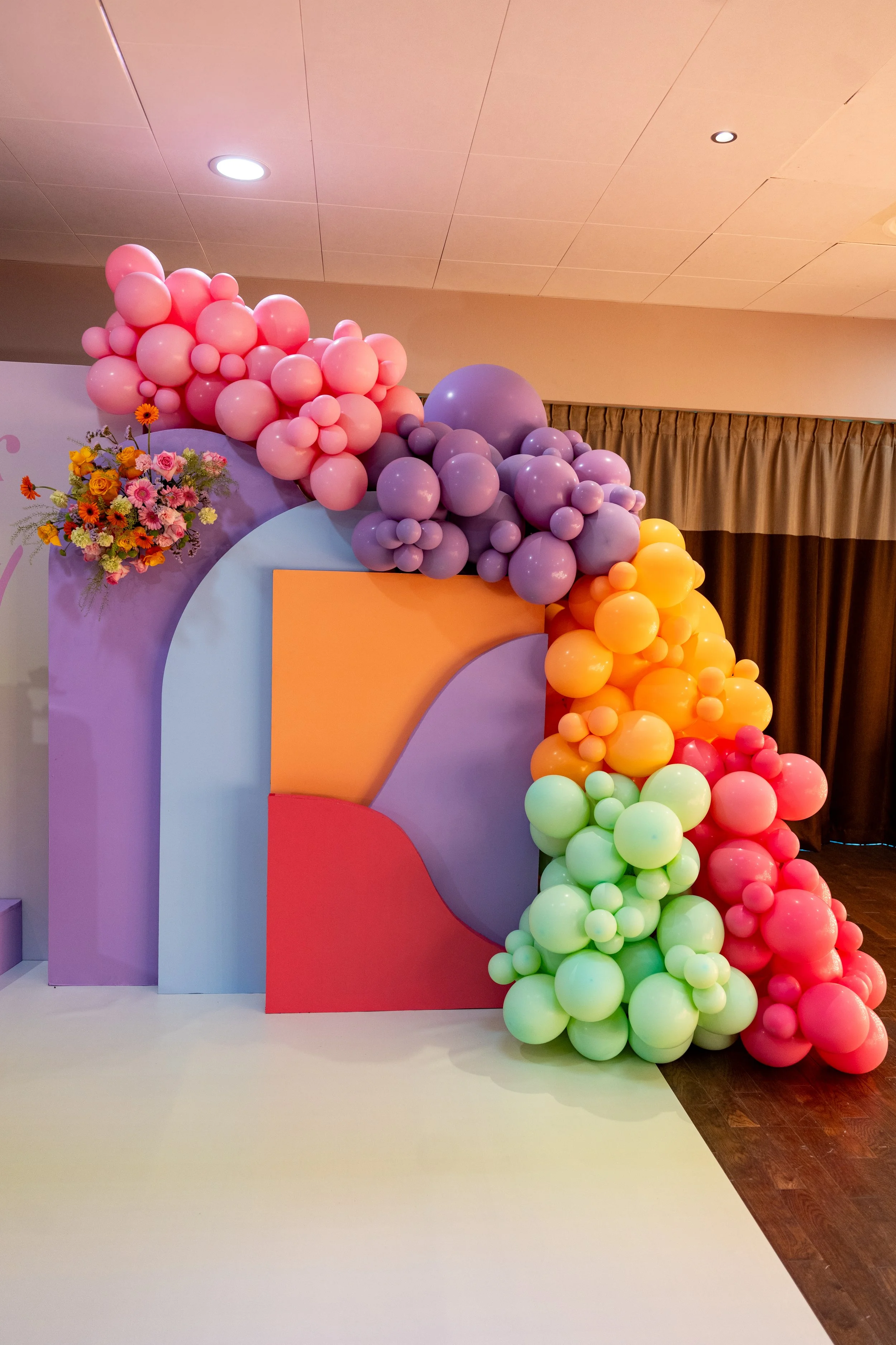 Arche de ballons destructurés et moderne. Décoratrice Toulouse. Décoratrice Gers