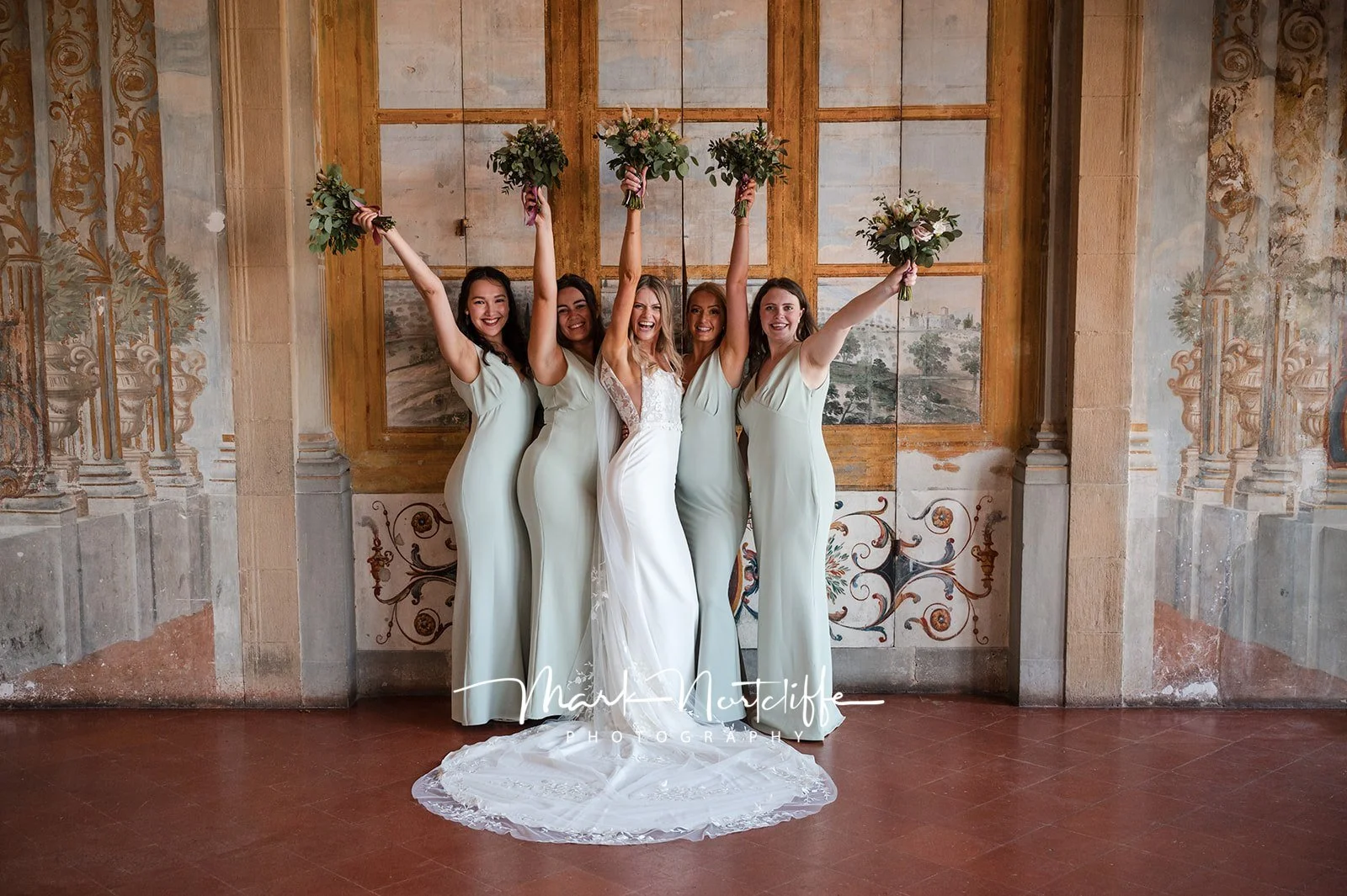 Bridalparty-pose-villa-corsini.jpg