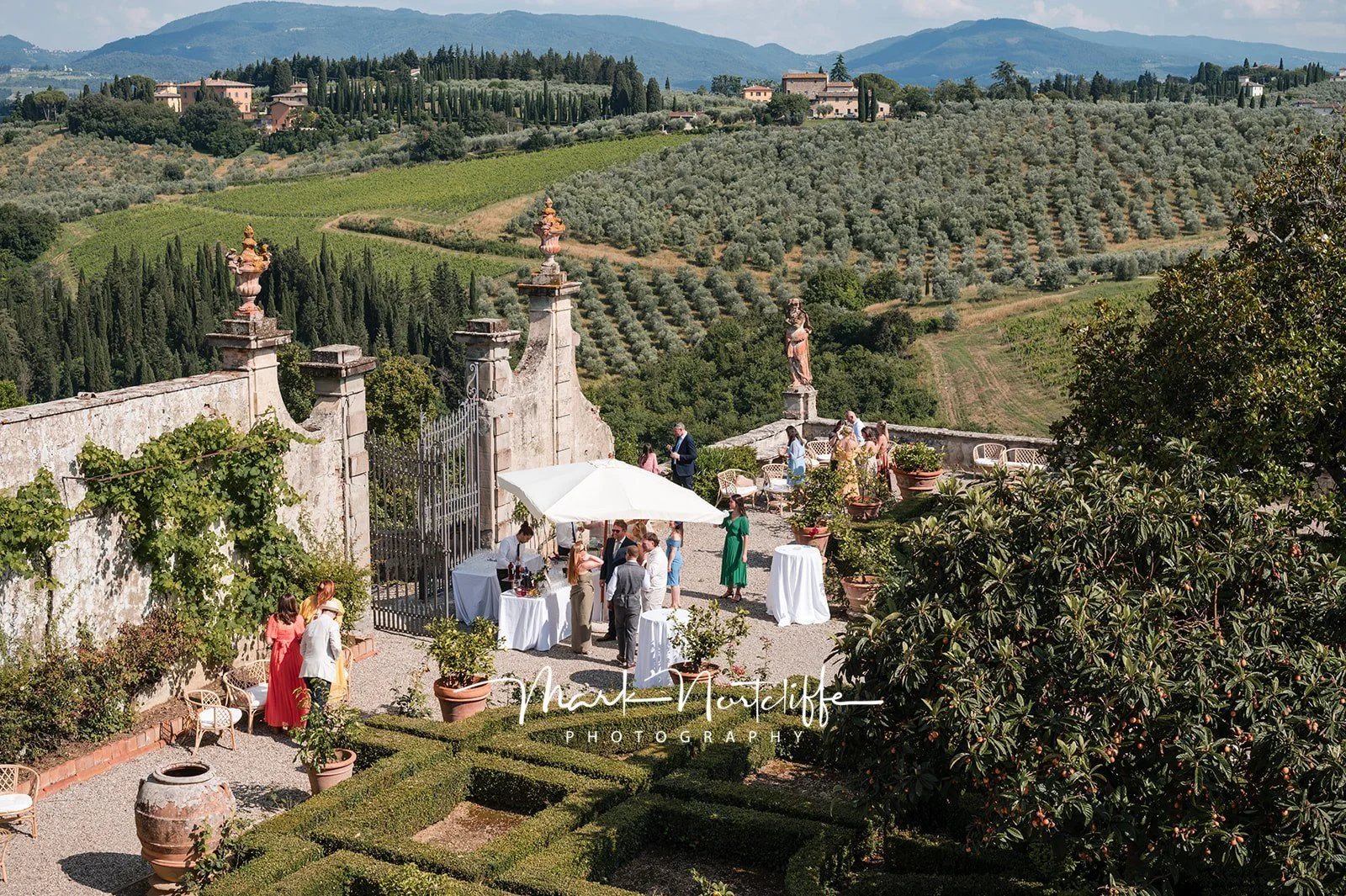 OUtdoor-canapesanddrinks-villa-corsini.jpg