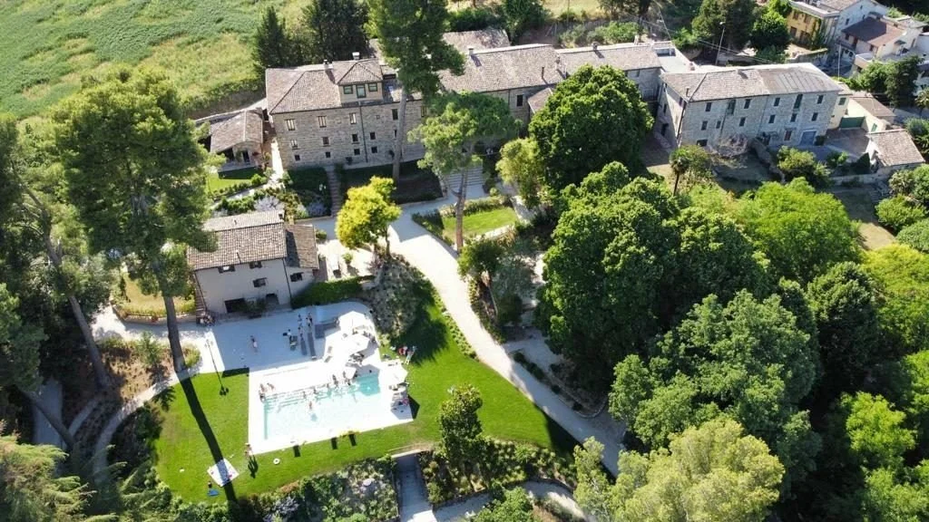 🌿 Rustic Charm in the Heart of Italy 🌿
Looking for a hidden gem for your destination wedding or group escape? Welcome to Villa Teloni &ndash; a stunning historic villa on the border of Tuscany and Umbria, brimming with timeless charm and countrysid